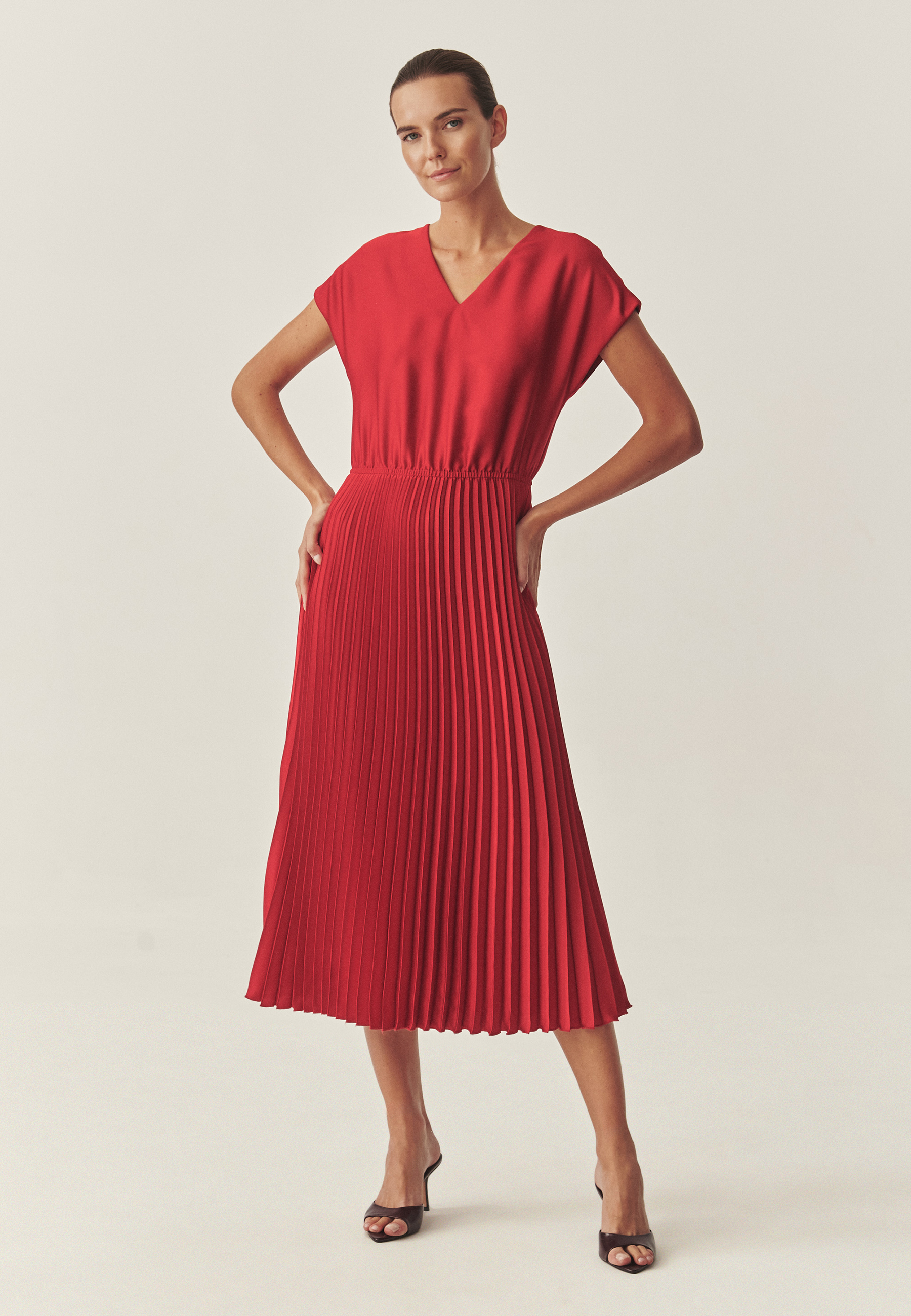 PLISOVANÉ SATÉNOVÉ ŠATY – TELI ČERVENÁ 2