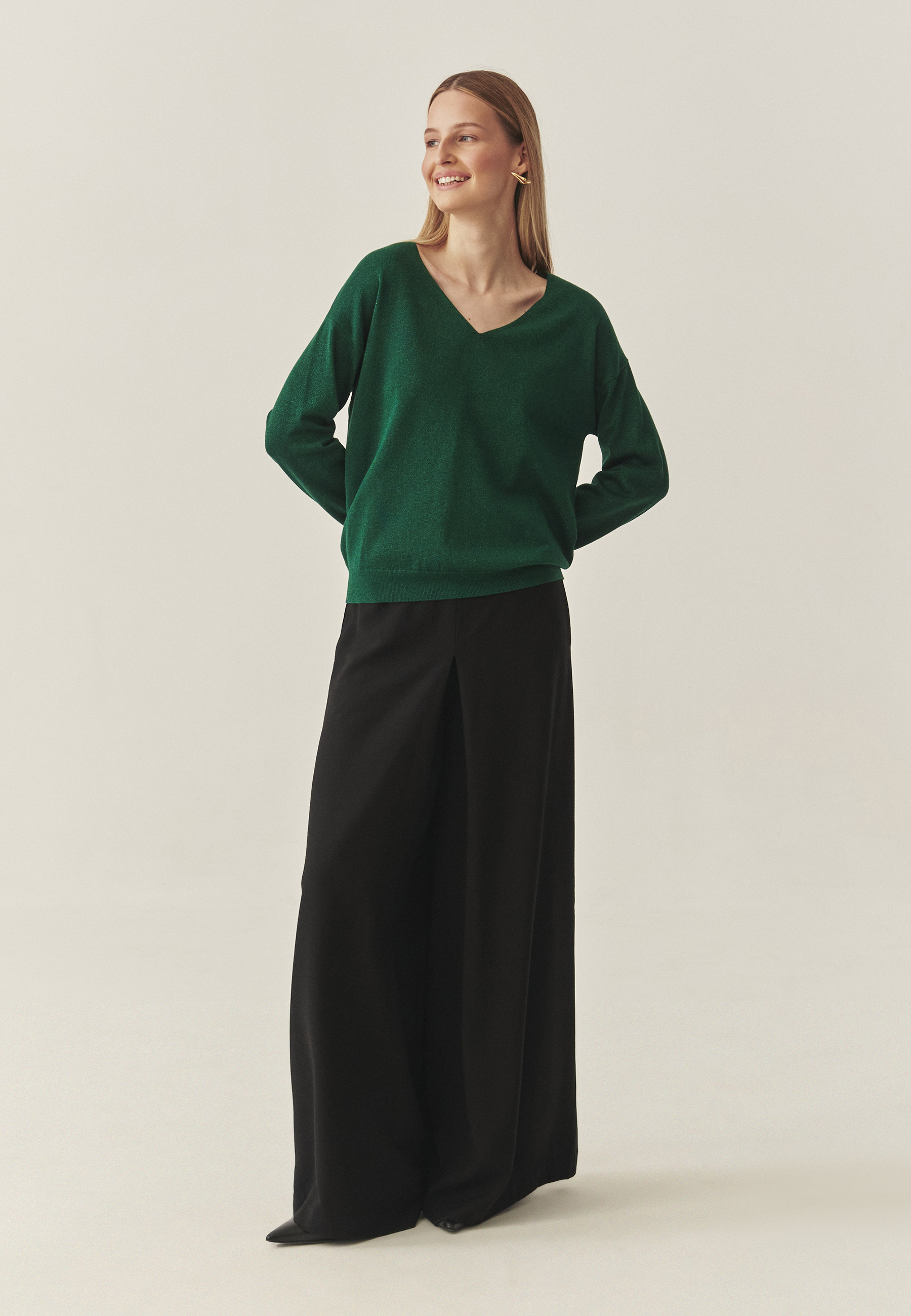 KLASIČNI ŽENSKI PULOVER Z V-IZREZOM IN SVETLEČO PREJO - FLARE