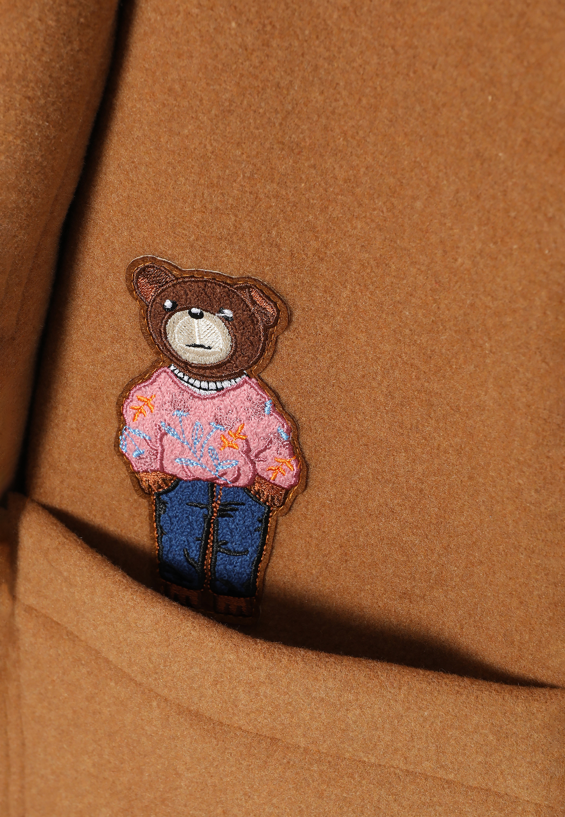 TKANINOWA KURTKA DAMSKA Z ZAPIĘCIEM NA KOŁKI I MOTYWEM MISIA USZATKA — SAMANTA BEŻOWY 2