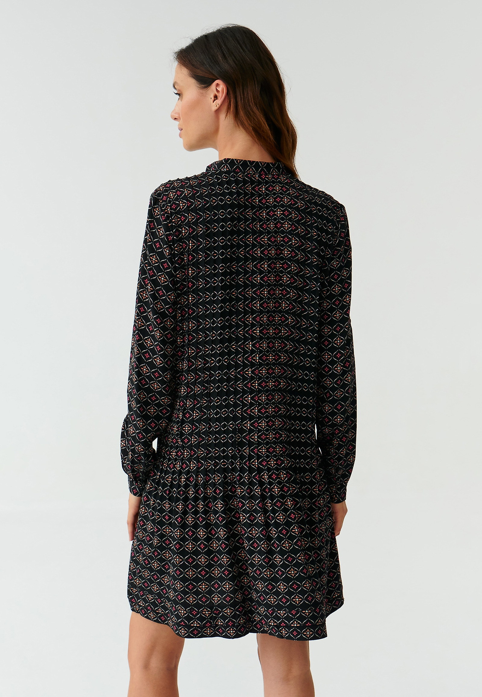 PATTERNED LADIES’ DRESS WITH A STAND-UP COLLAR LILI PATTERNED LADIES’ DRESS WITH A STAND-UP COLLAR LILI MULTICOLOR 92021