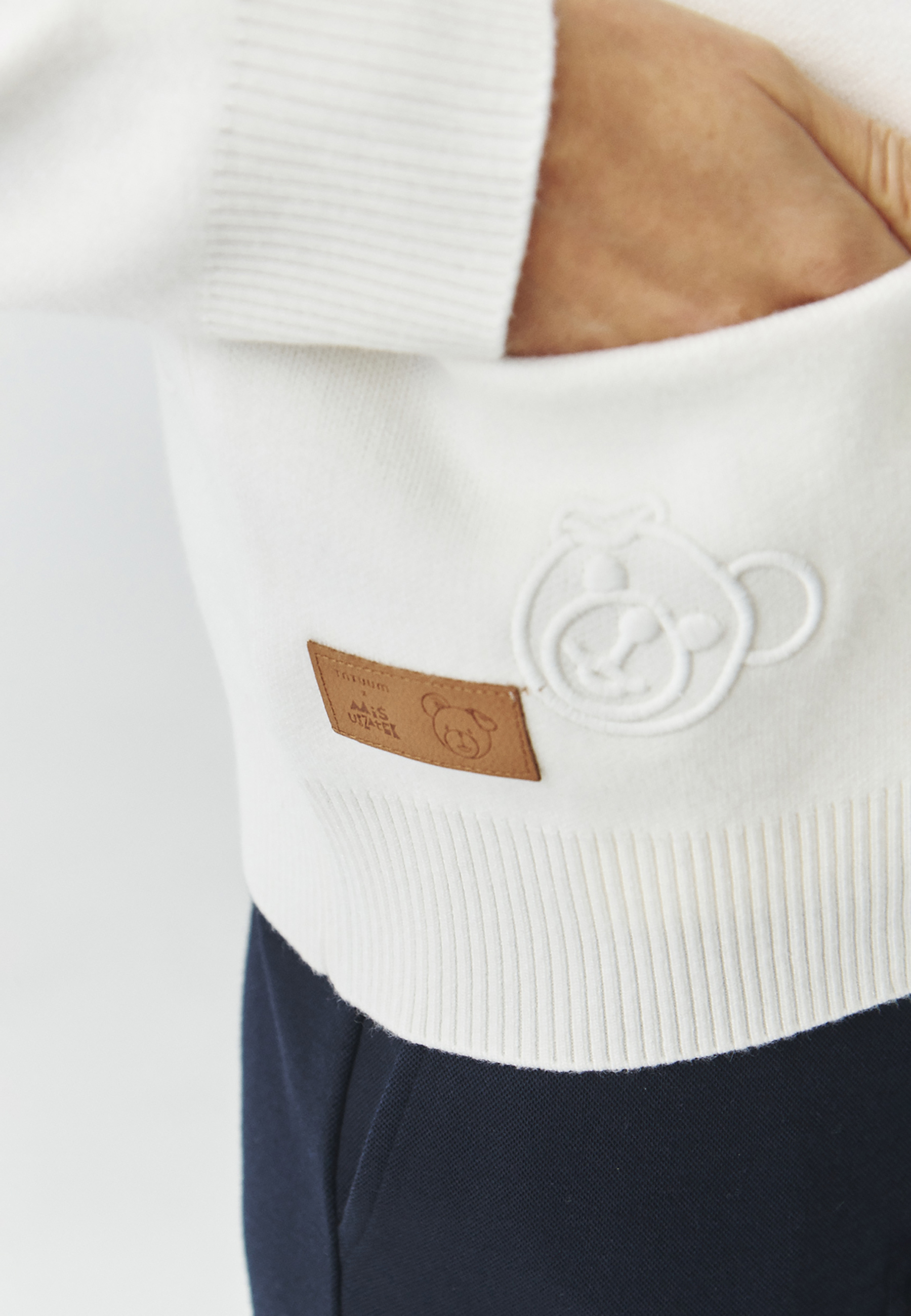 NOWOCZESNY DAMSKI BOMBER Z WYSZYWANYM WZOREM MISIA USZATKA — AMELIA ECRU 2