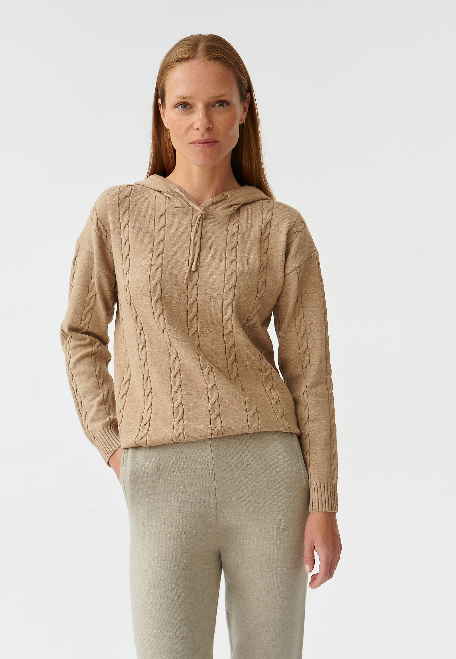 SWETER DAMSKI Z KAPTUREM PILOWO SWETER DAMSKI Z KAPTUREM PILOWO BEŻOWY 91042