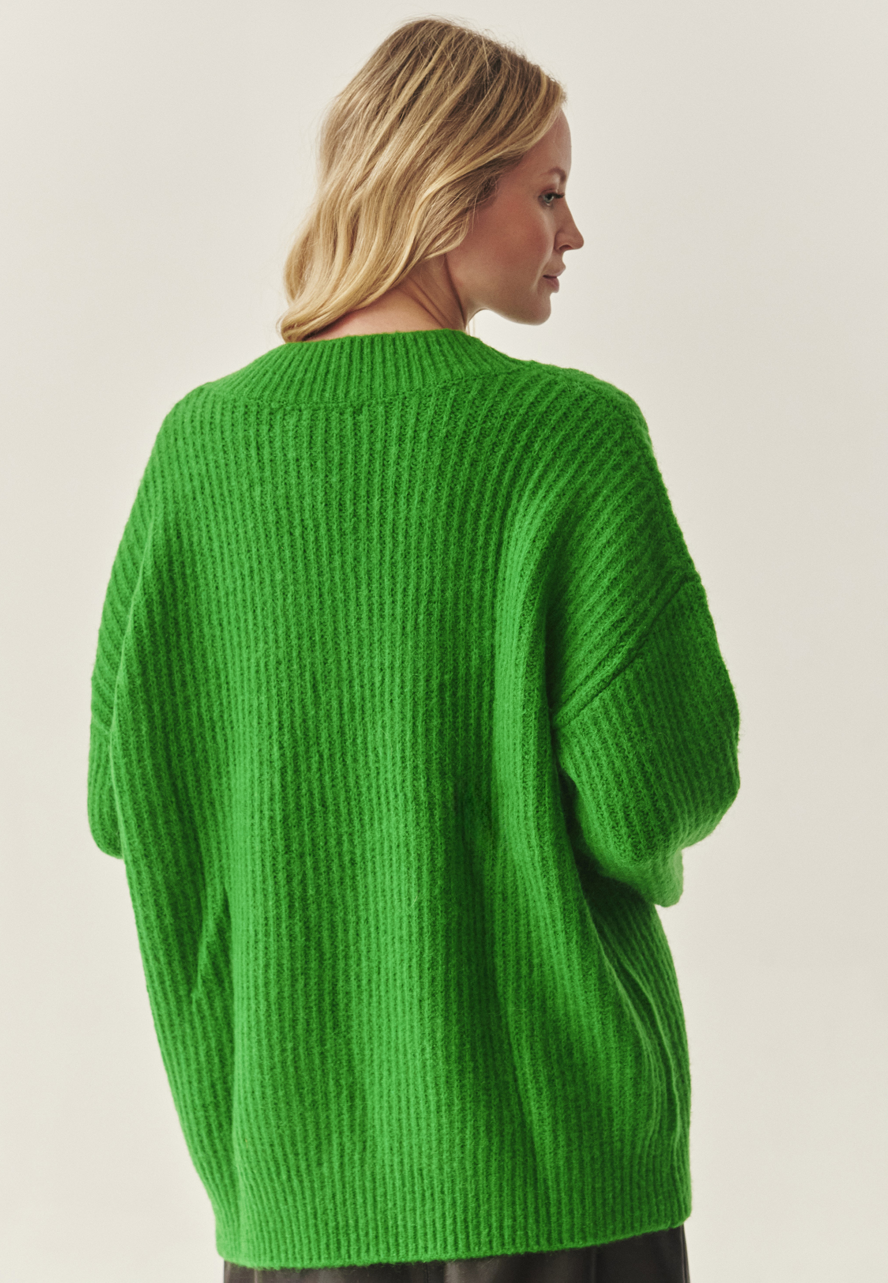 PULOVER DE DAMĂ OVERSIZE CU DECOLTEU ÎN FORMA LITEREI „V” — ONYX VERDE 2