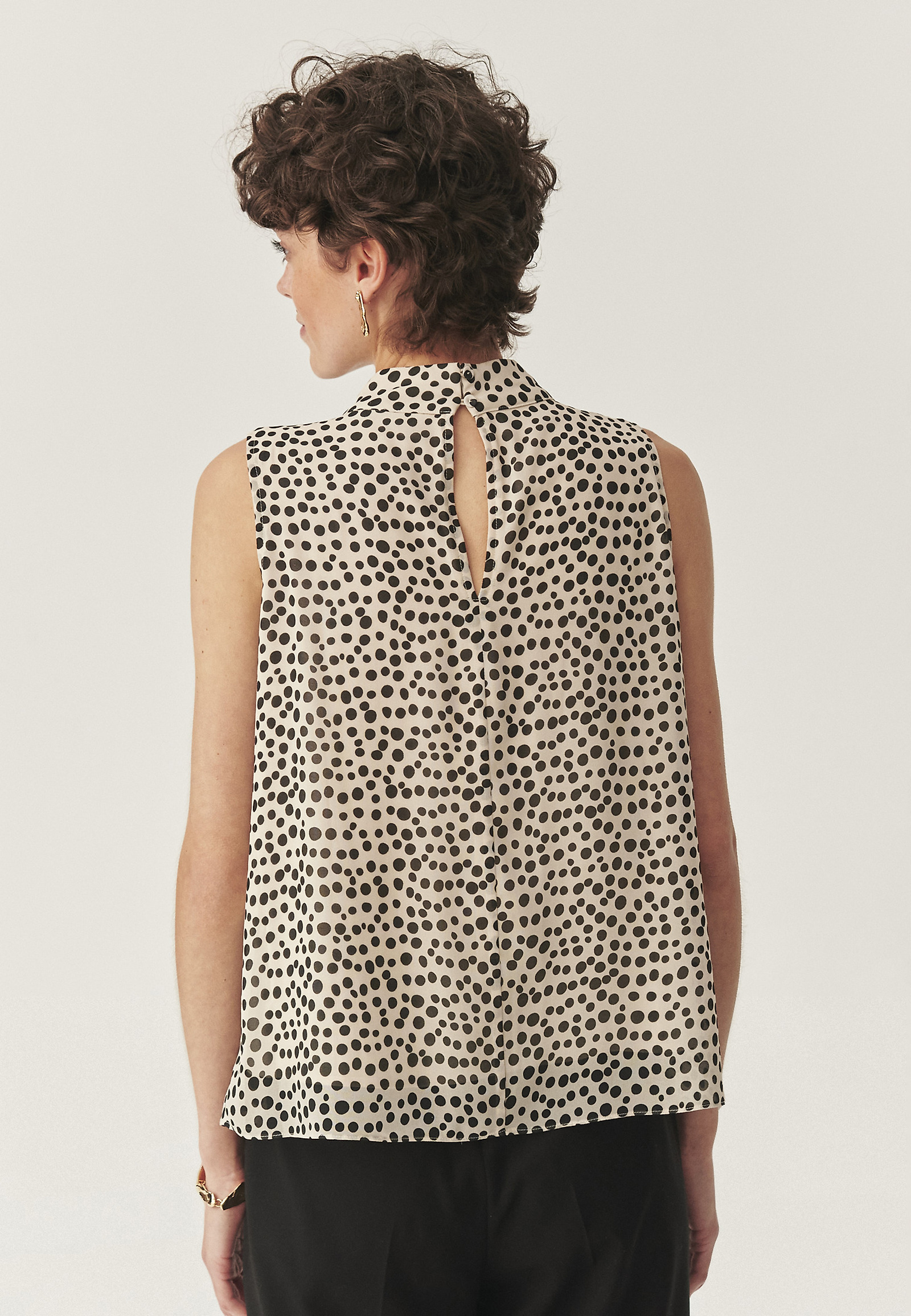 PATTERNED BLOUSE WITH FLORAL ACCENT - FLORIANA PATTERNED BLOUSE WITH FLORAL ACCENT - FLORIANA BEIGE 113553