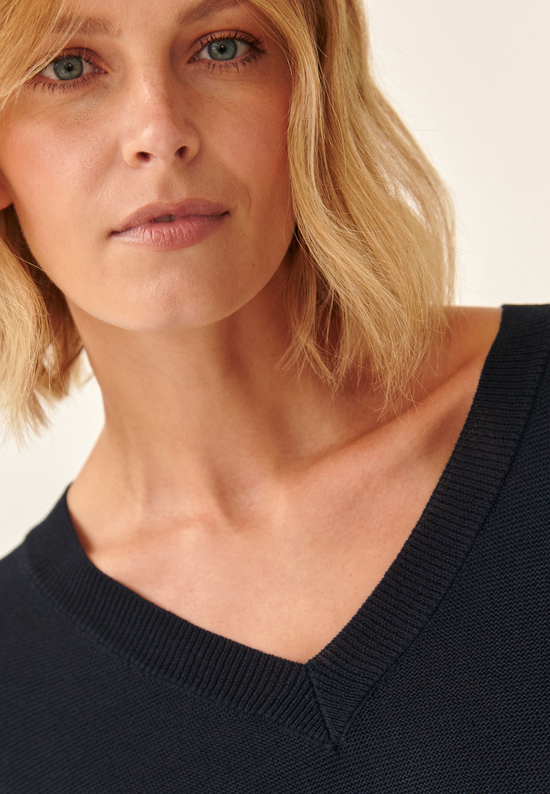 SWETER DAMSKI Z KRÓTKIM RĘKAWEM FOKIA