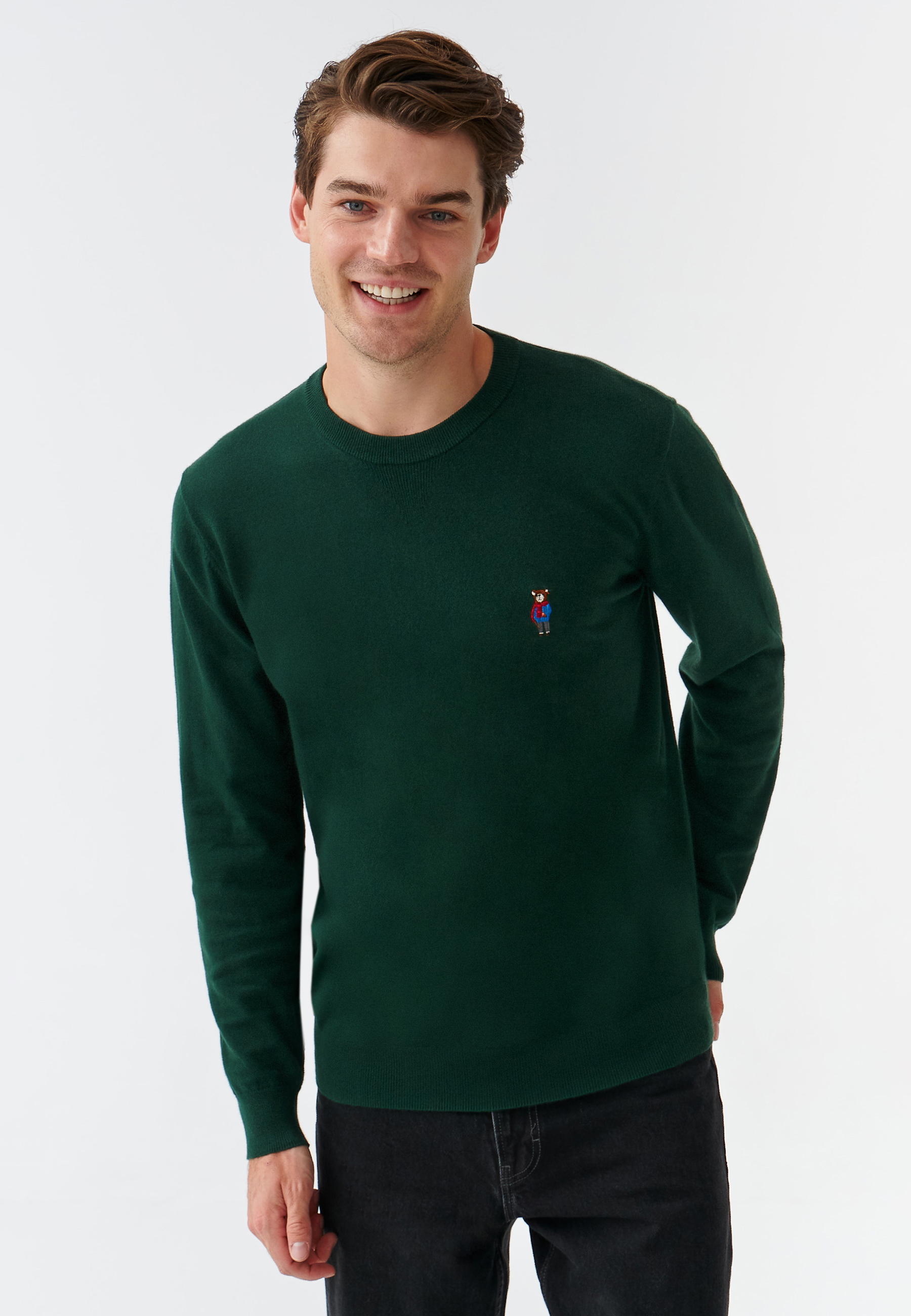 KLASICKÝ PÁNSKY SVETER S VÝŠIVKOU S MOTÍVOM MACKA UŠKA JACK ZELENÁ 2