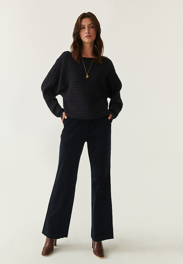 LADIES' SWEATER WITH A BRAIDED CABLE KNIT WENDA LADIES' SWEATER WITH A BRAIDED CABLE KNIT WENDA GRANATOWY 5