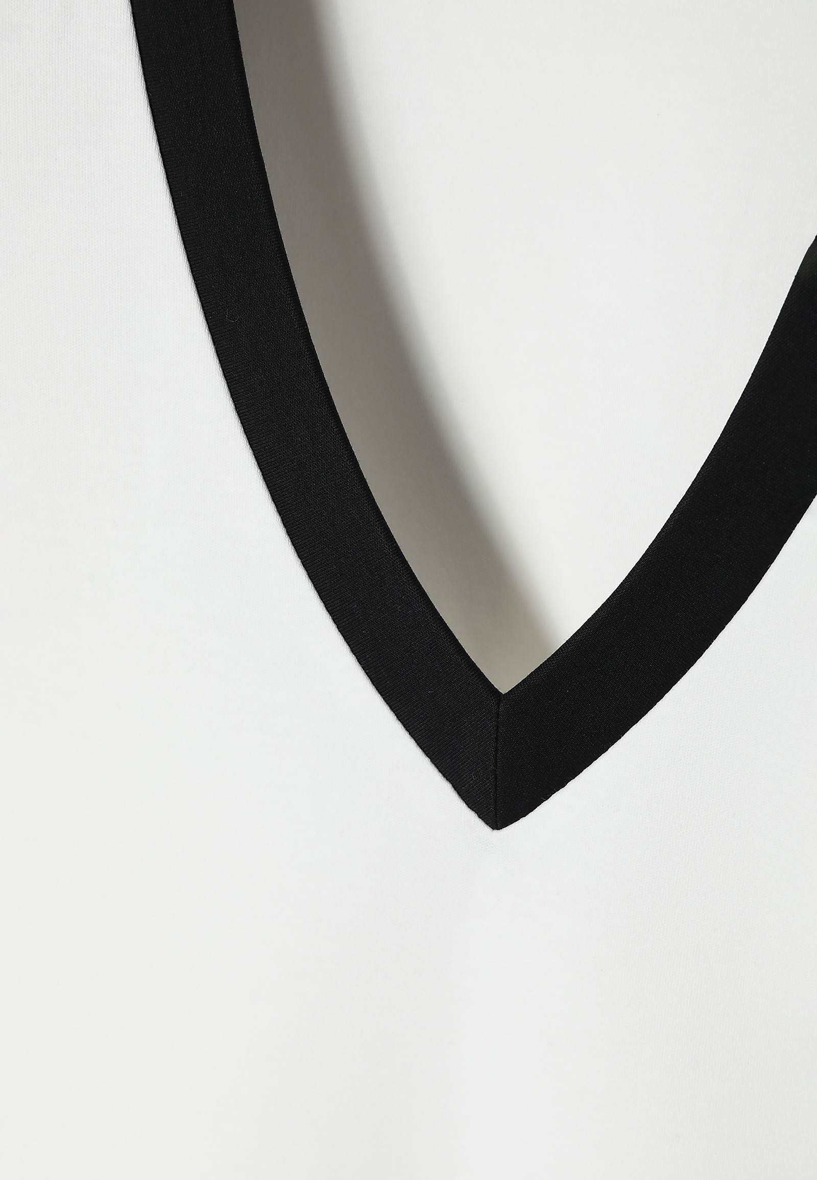 BAWEŁNIANA BLUZKA DAMSKA Z DEKOLTEM W SEREK - SALEMA BAWEŁNIANA BLUZKA DAMSKA Z DEKOLTEM W SEREK - SALEMA ECRU 98667