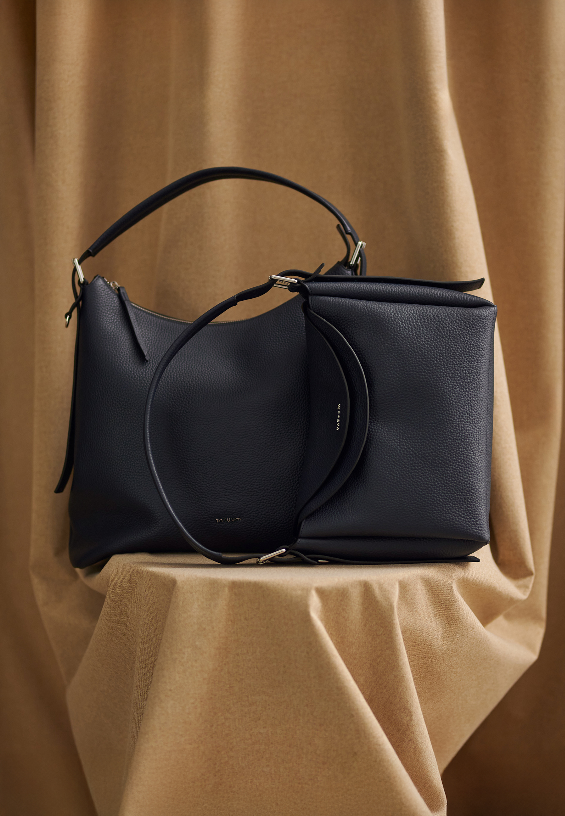 KLASIČNA POŠTARICA IZ NARAVNE USNJE - DELORA TEMNO MODRA 2