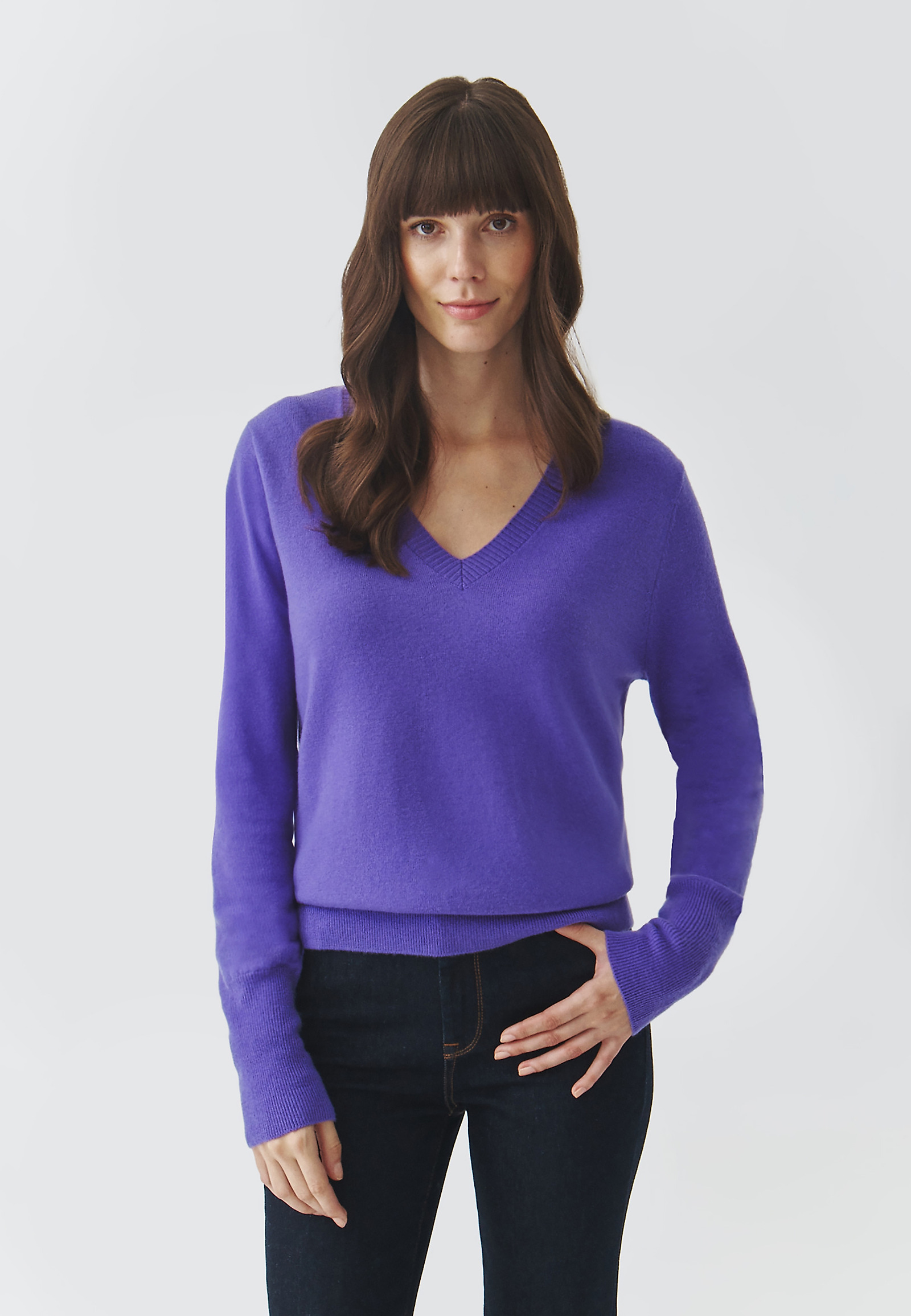 LADIES’ WOOL SWEATER WITH A V-SHAPED NECKLINE - RONI LADIES’ WOOL SWEATER WITH A V-SHAPED NECKLINE - RONI PURPLE 108835