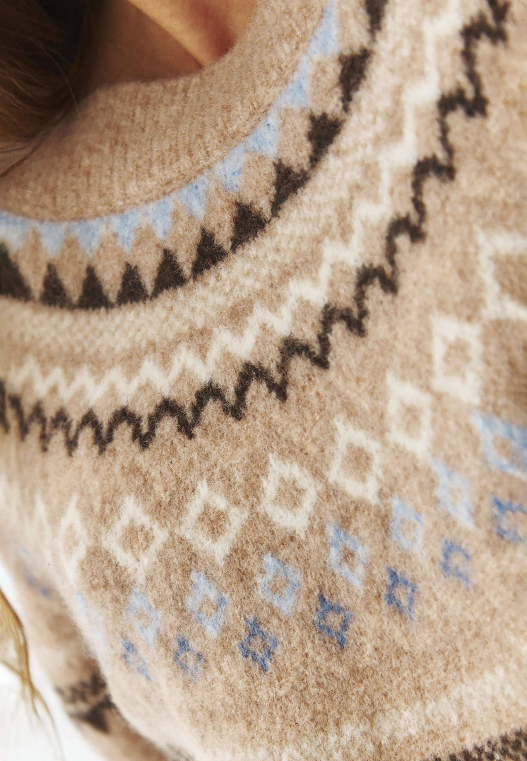 WEŁNIANY SWETER DAMSKI Z FINEZYJNYM WZOREM — ALICE MULTIKOLOR 2