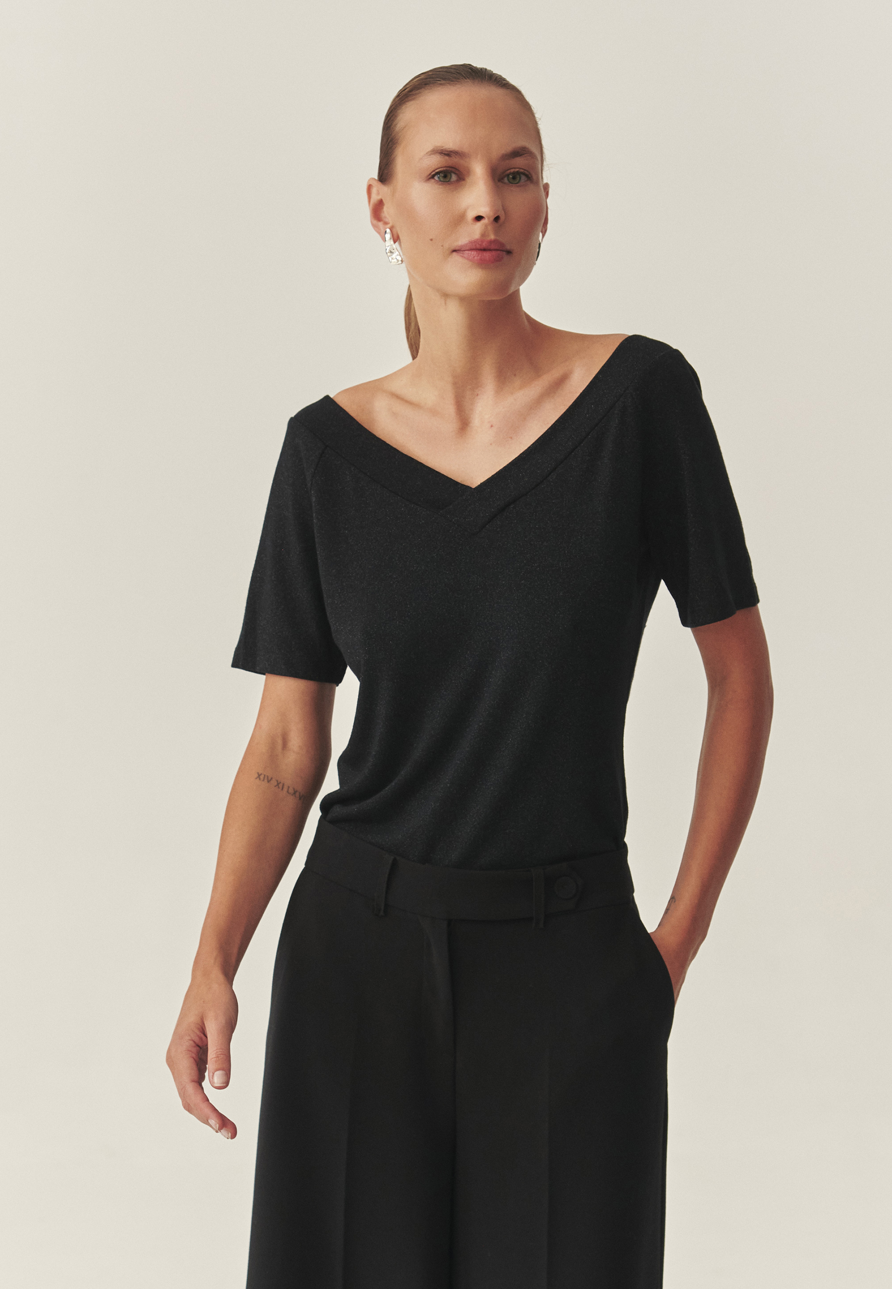 DÁMSKA ÚPLETOVÁ BLÚZKA S TRBLIETAVOU PRIADZOU – GILDA ČIERNA 2