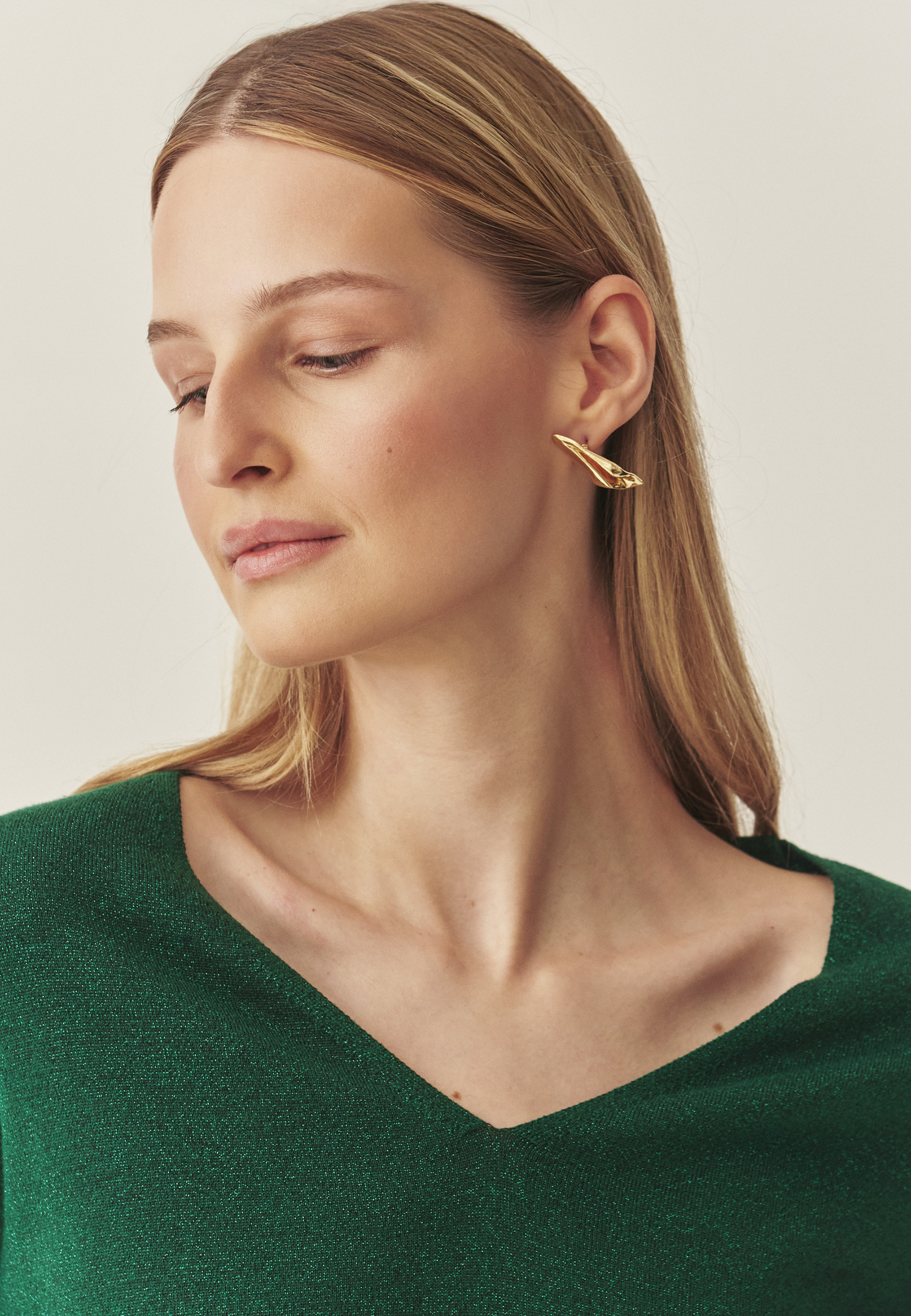 KLASIČNI ŽENSKI PULOVER Z V-IZREZOM IN SVETLEČO PREJO - FLARE