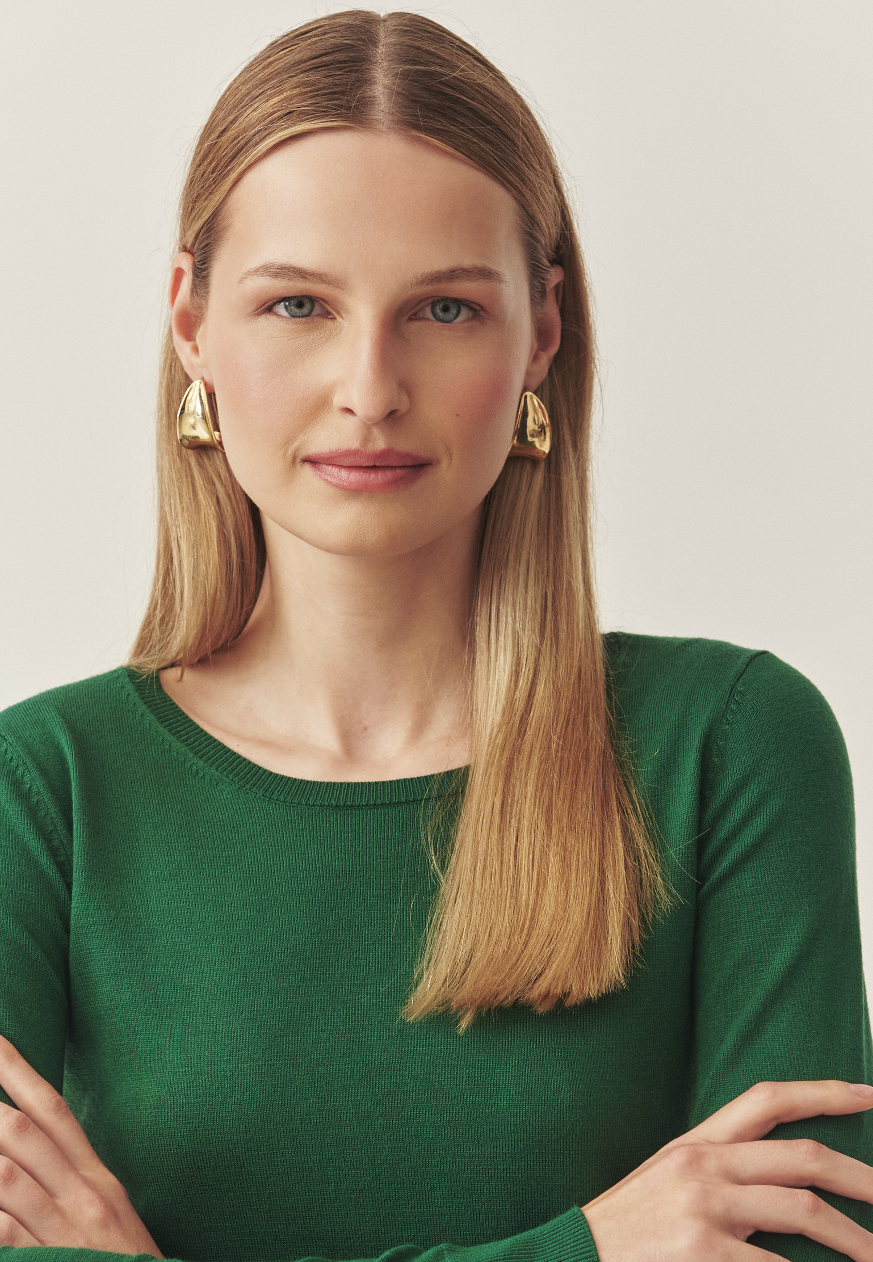 KLASICKÝ DÁMSKY SVETER S OKRÚHLYM VÝSTRIHOM – TESSINI ZELENÁ 2