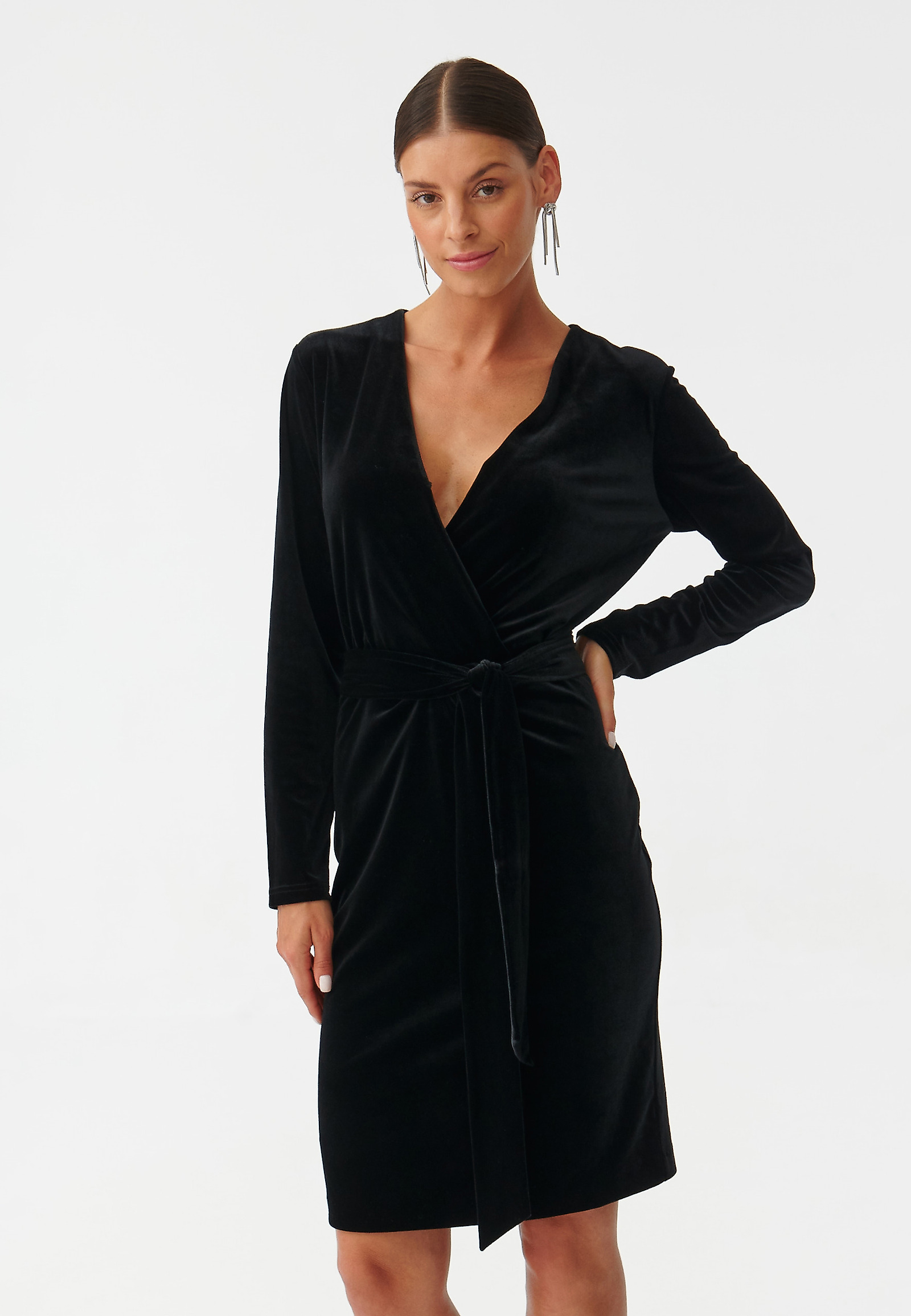 LADIES’ VELVET DRESS WITH A TIE VELVI LADIES’ VELVET DRESS WITH A TIE VELVI BLACK 92698