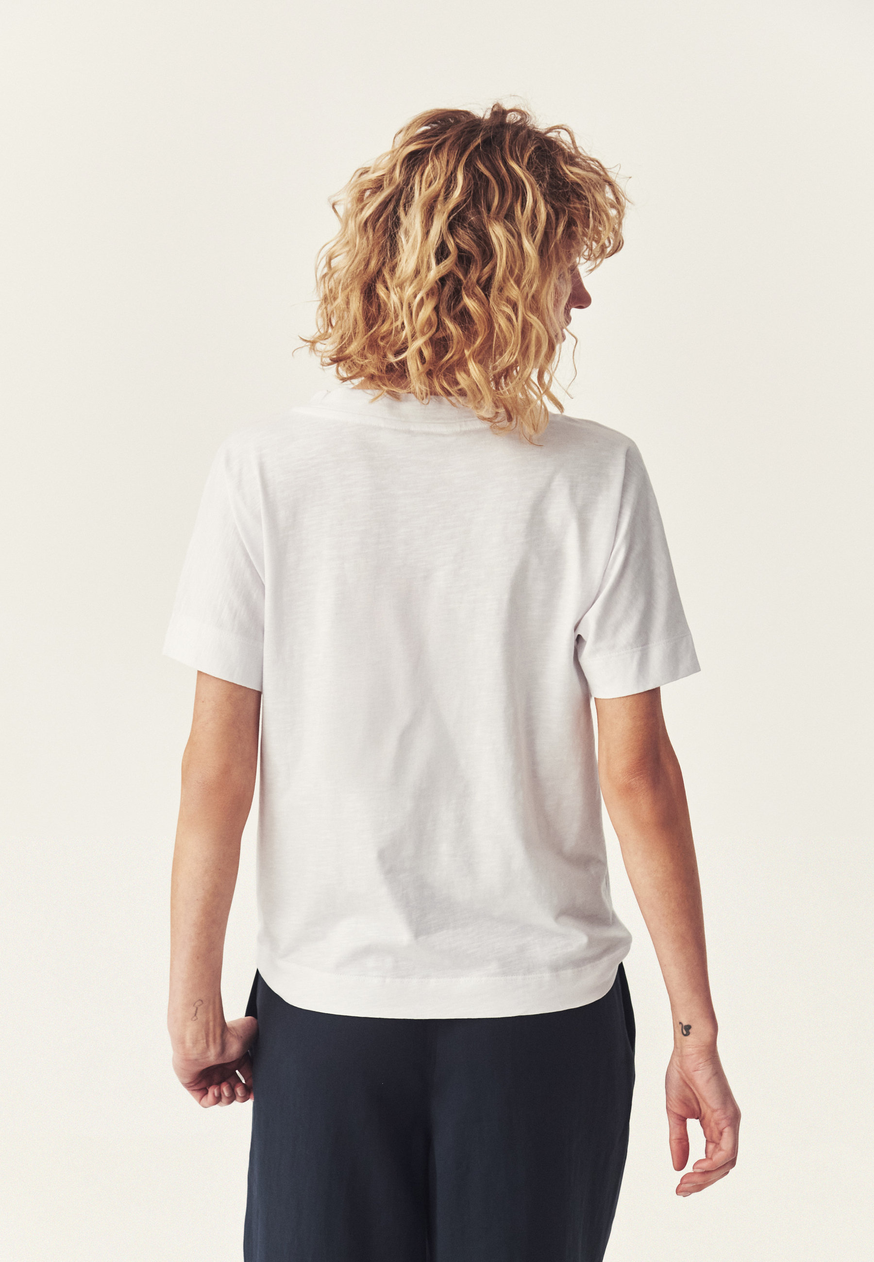 LUŹNY T-SHIRT Z BAWEŁNY - LALIQ