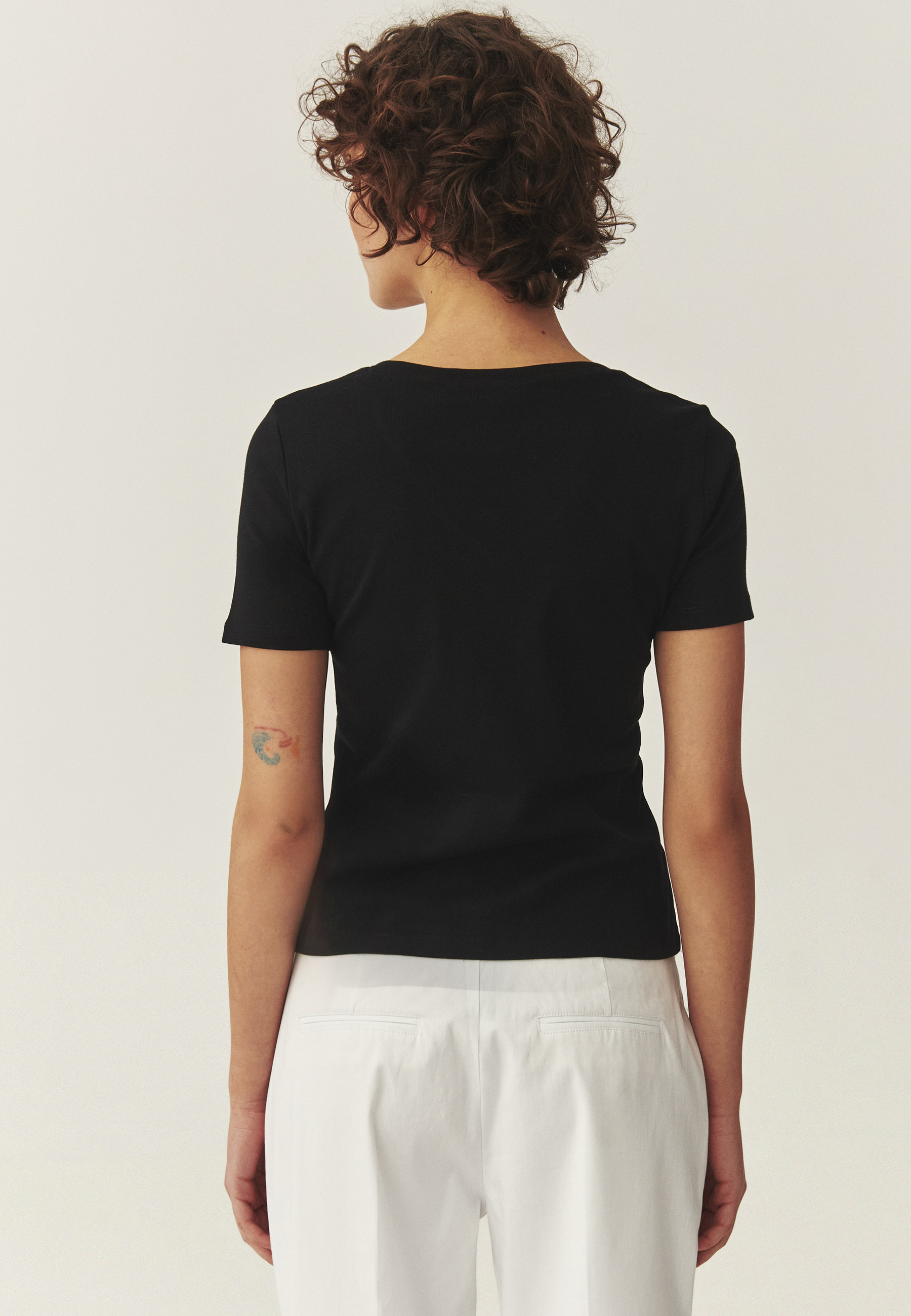 PŘILÉHAVÉ BAVLNĚNÉ TRIČKO – FINI