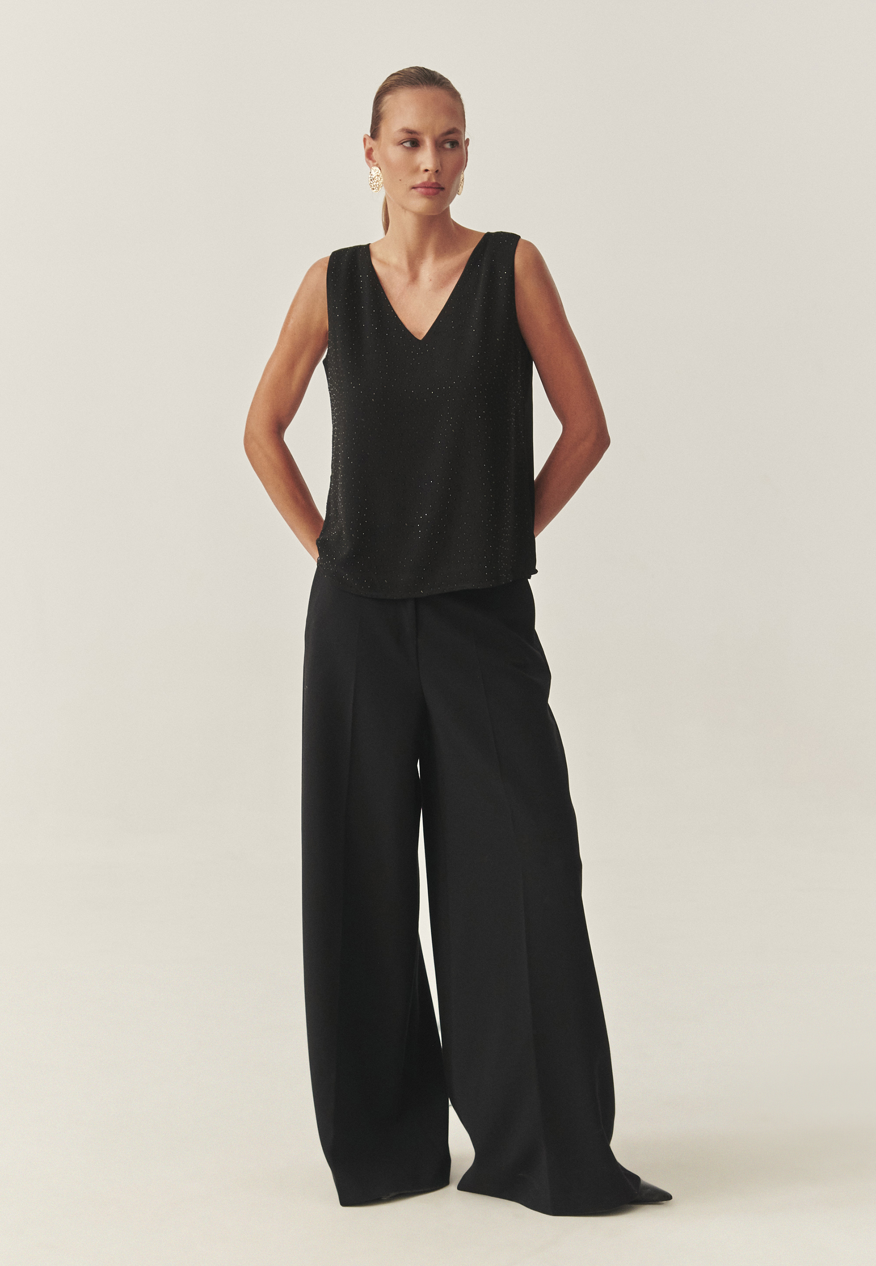 TKANINOWA BLUZKA DAMSKA Z CEKINAMI — SERKONI CZARNY 2