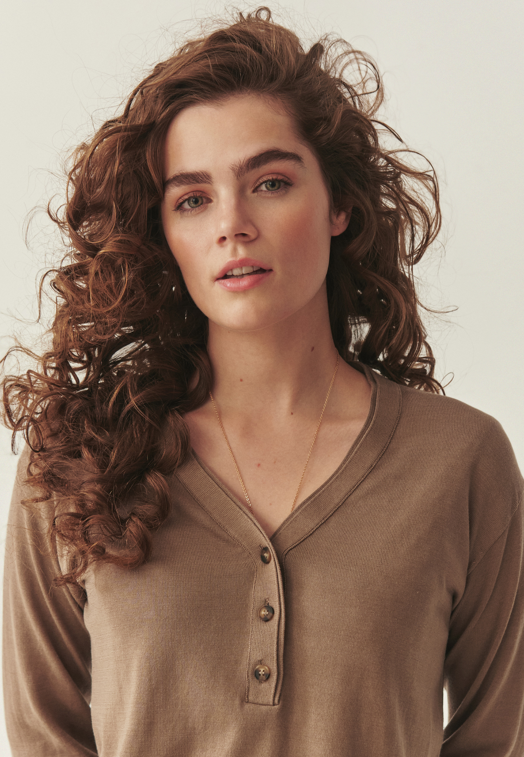 SWETER Z DOMIESZKĄ JEDWABIU - TELLA BEŻOWY 2