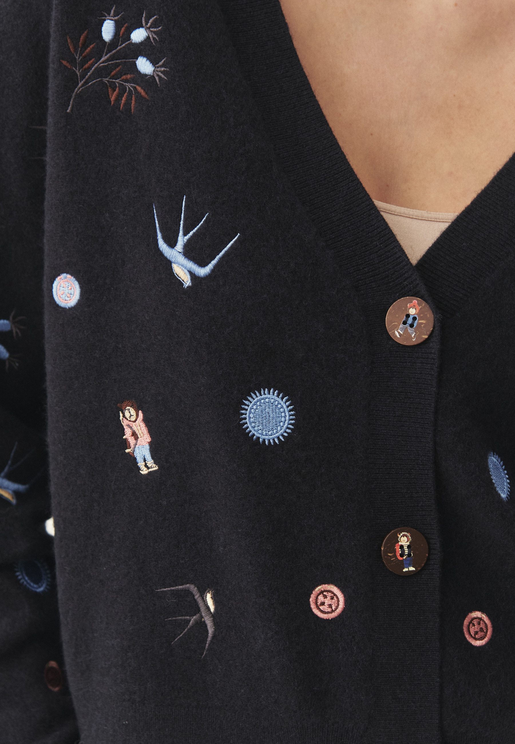 WEŁNIANY KARDIGAN Z BAJKOWYMI HAFTAMI - TEDA GRANATOWY 2