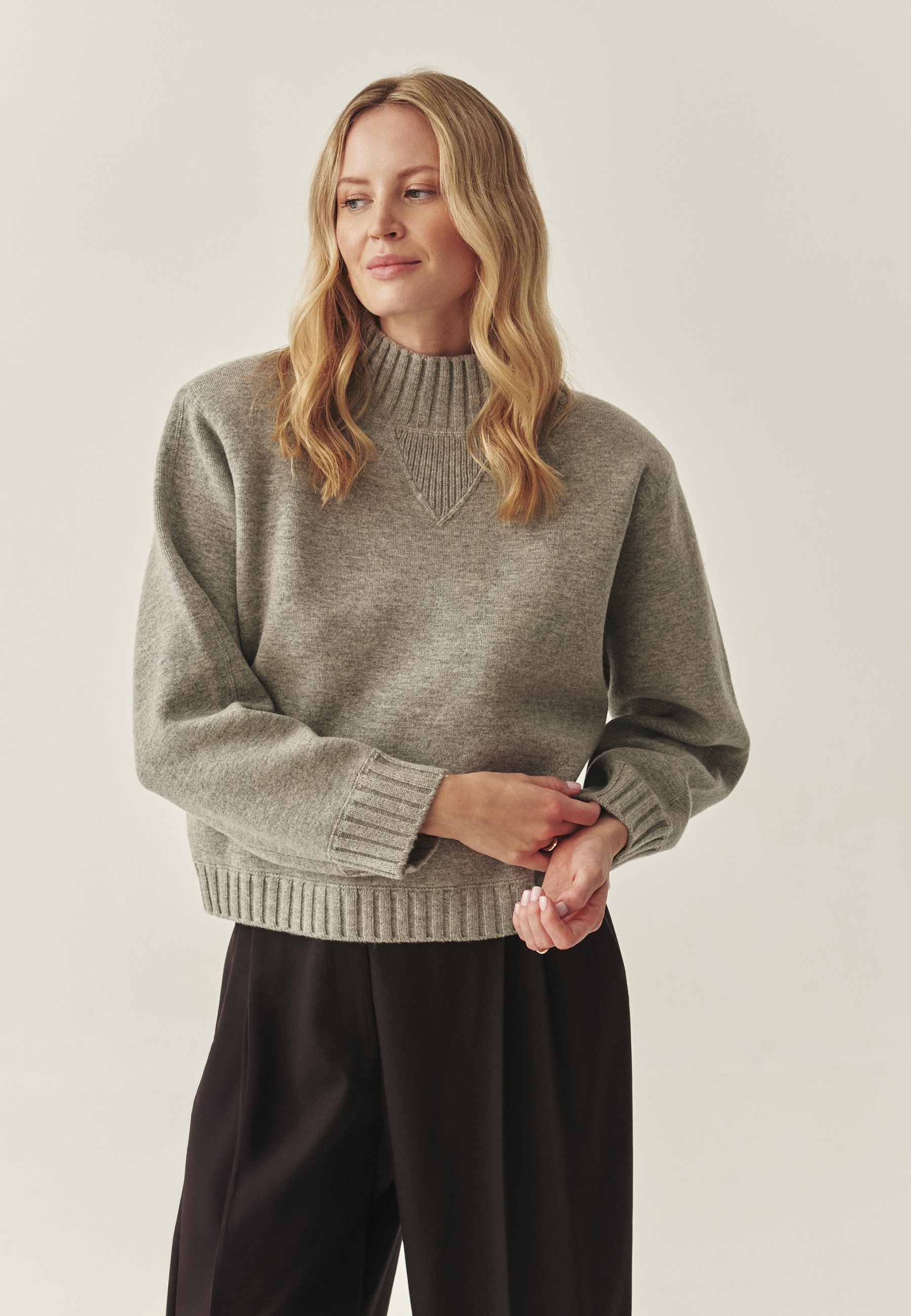 PULOVER DE DAMĂ OVERSIZE CU GULER SEMI-ÎNALT - MALMANA 1 GRI 2