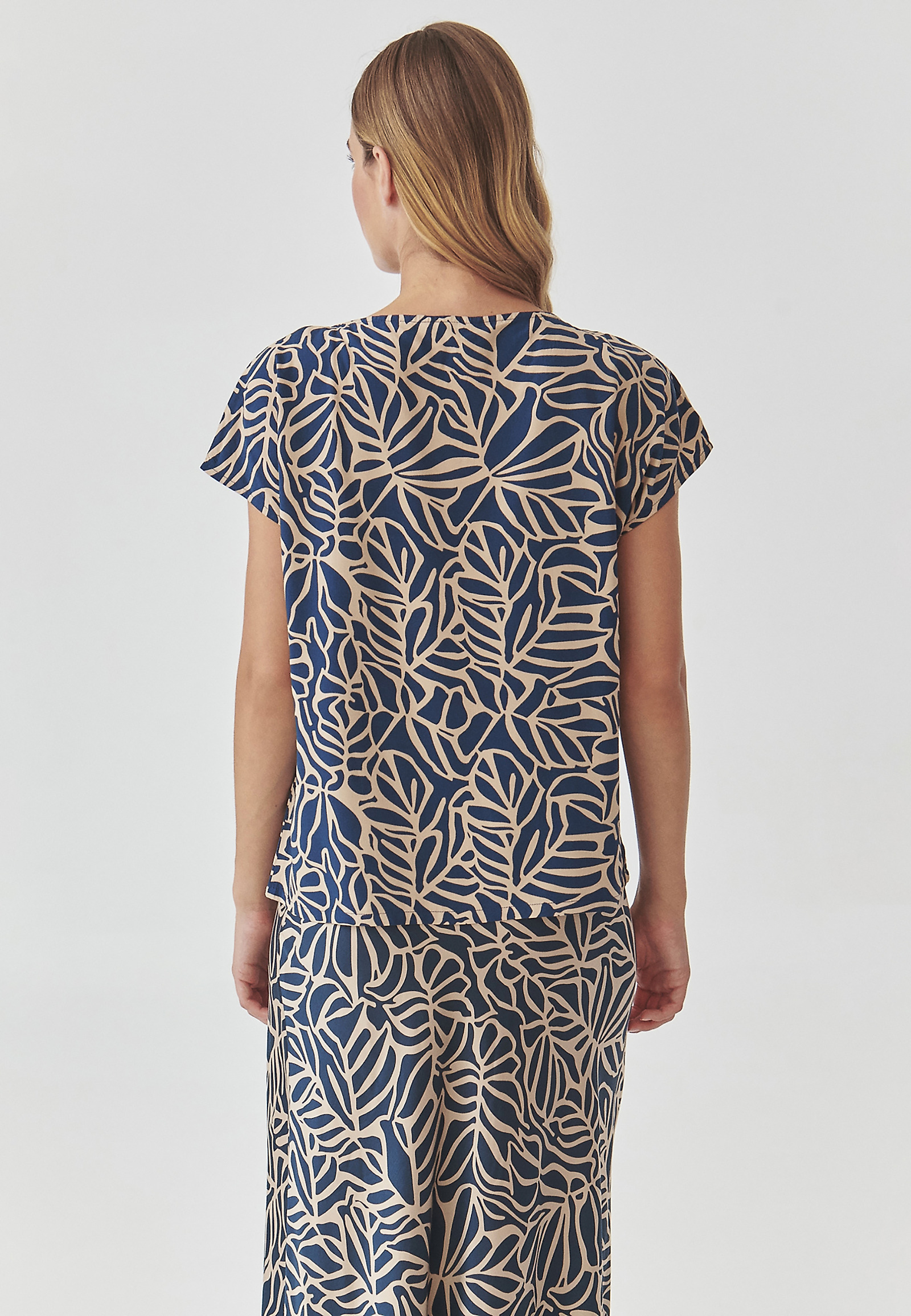 ŽENSKA VZORČASTA BLUZA Z MINI ROKAVI - PRINTI ŽENSKA VZORČASTA BLUZA Z MINI ROKAVI - PRINTI VEČBARVNA 99982