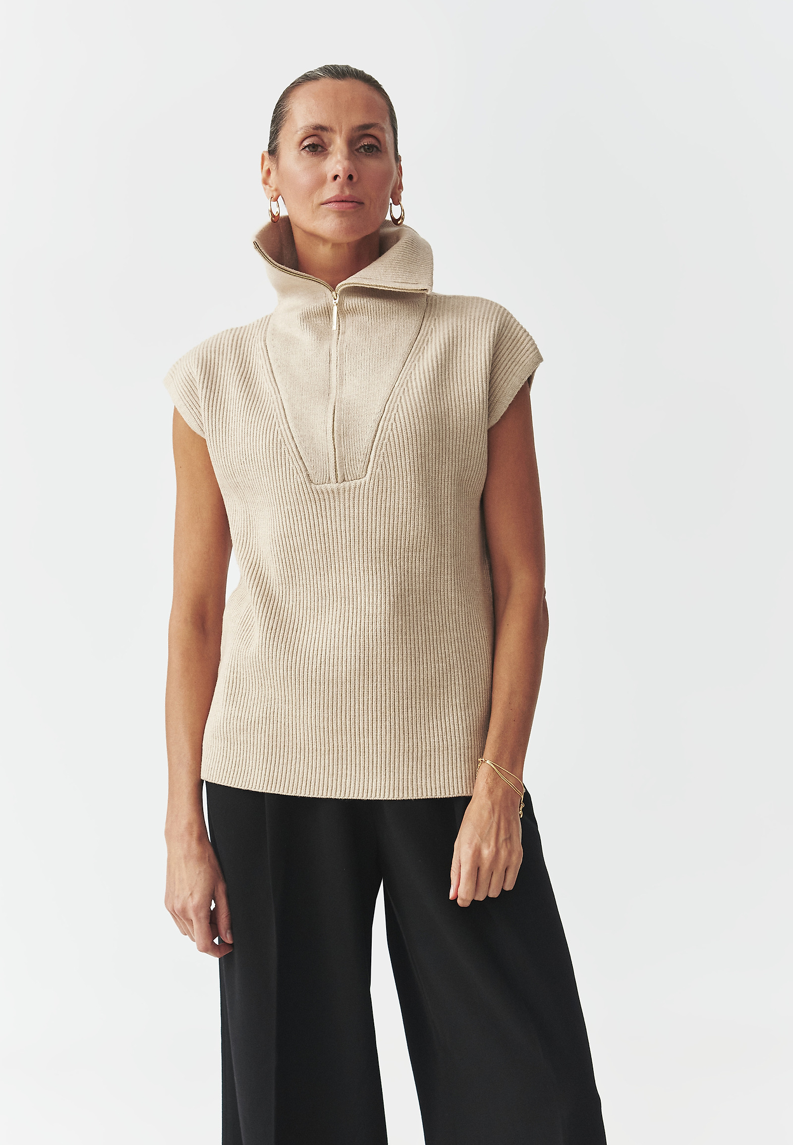 DZIANINOWA KAMIZELKA DAMSKA Z PRZĘDZY — MISAKI DZIANINOWA KAMIZELKA DAMSKA Z PRZĘDZY — MISAKI BEŻOWY 106150