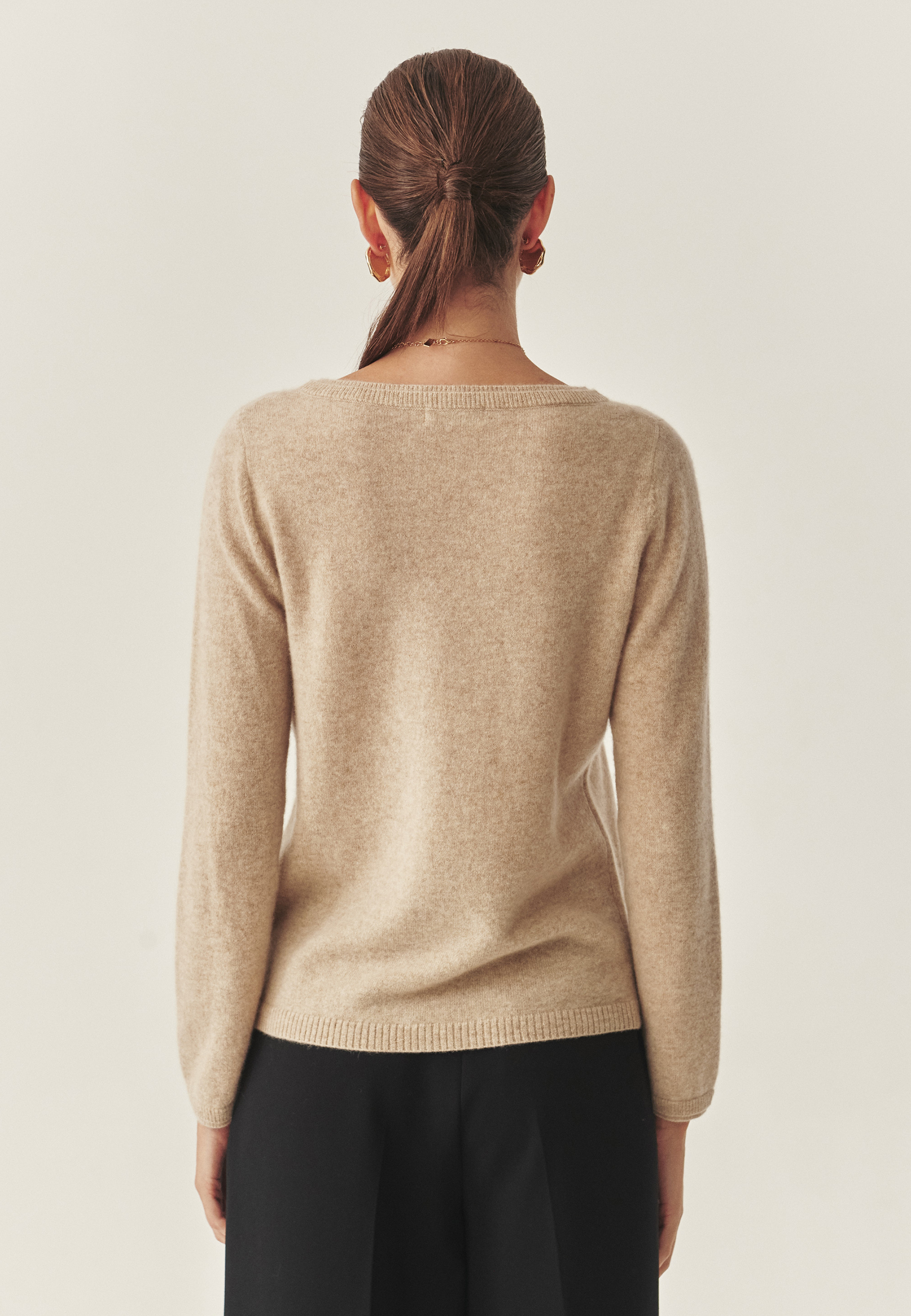 KASZMIROWY SWETER Z DEKOLTEM W ŁÓDKĘ - LEMON BEŻOWY 2