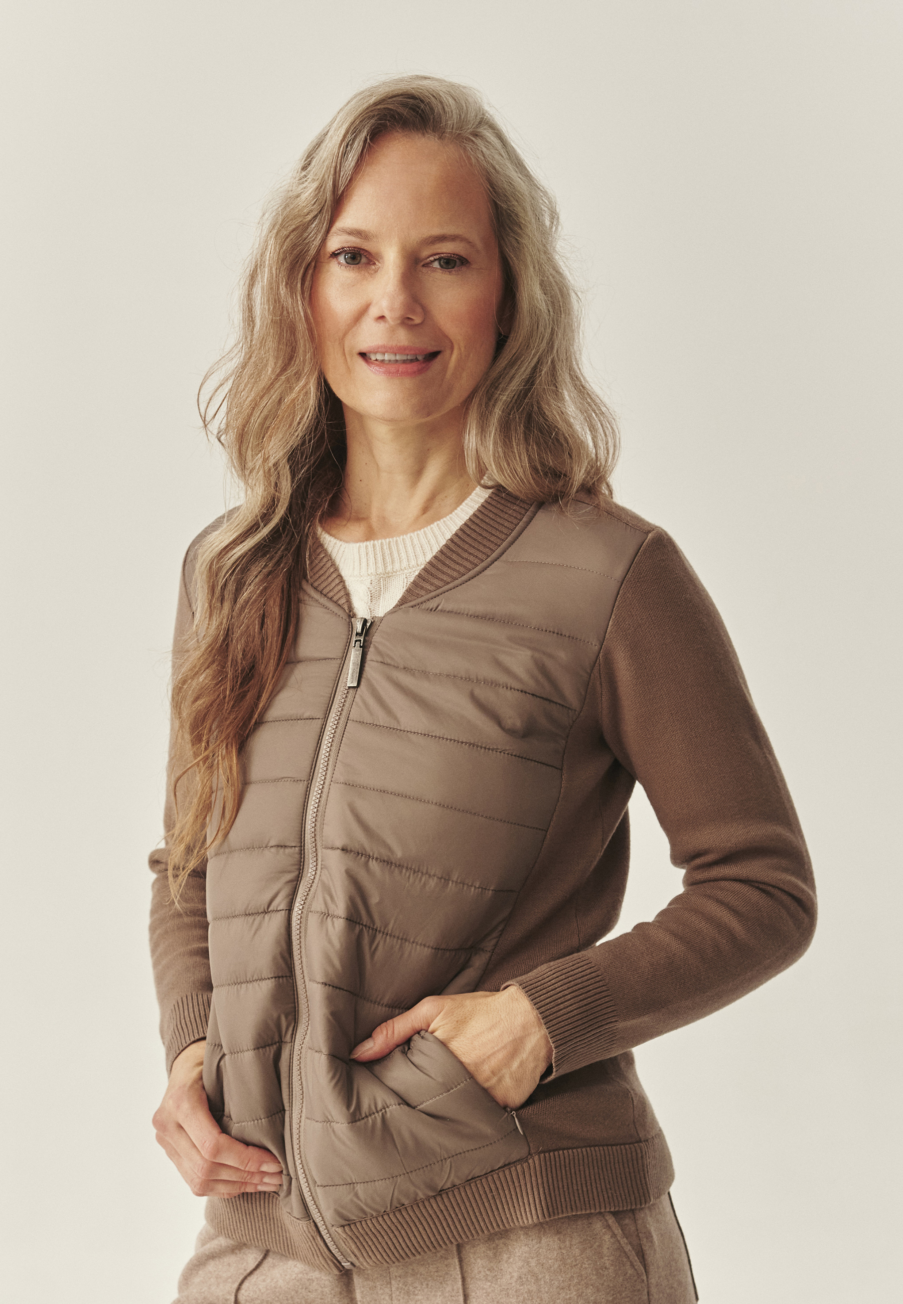 DÁMSKY SVETER S PREŠÍVANOU PREDNOU ČASŤOU – KADEKO 1 BÉŽOVÁ 2