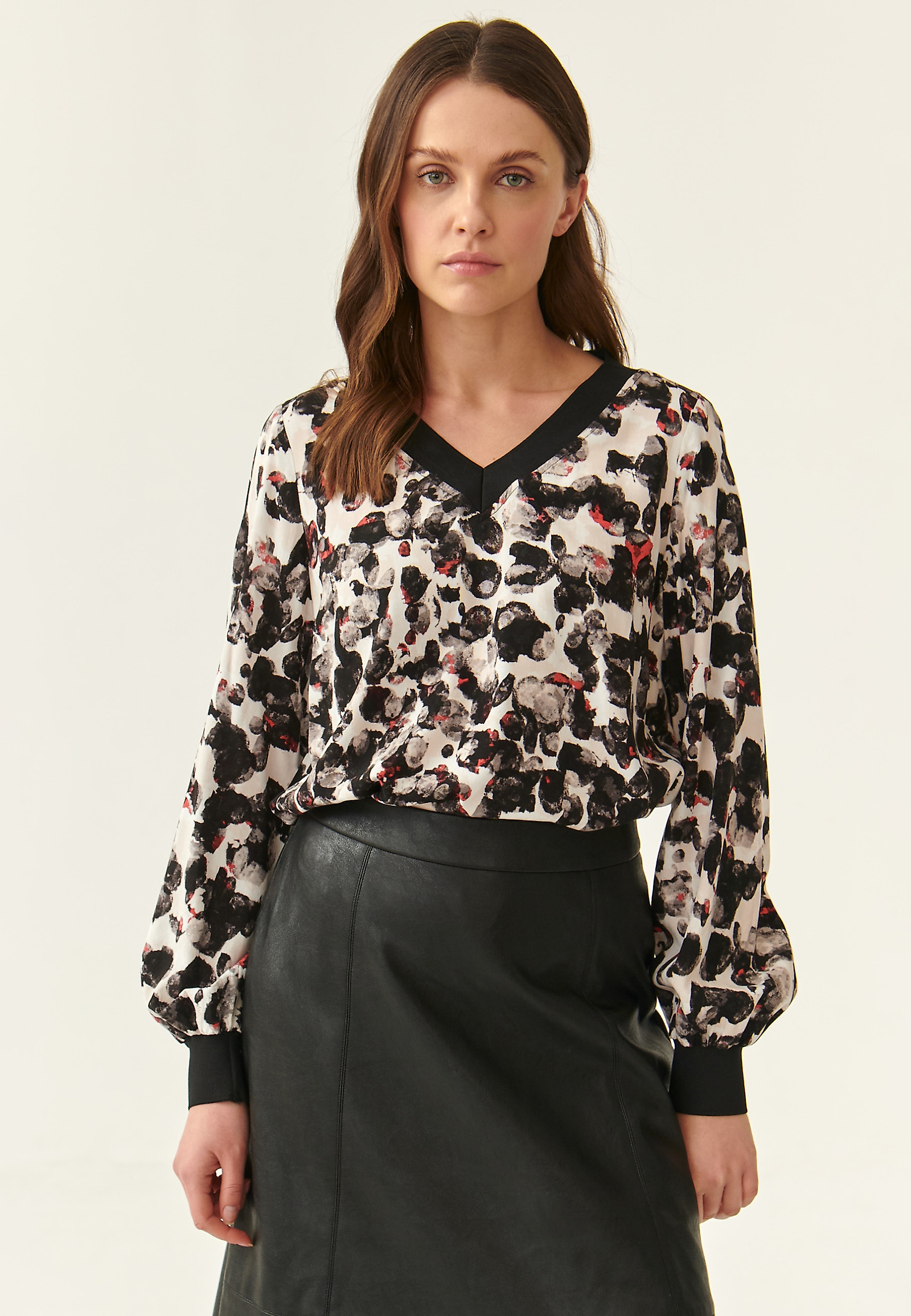 ŽENSKA BLUZA Z AKVARELNIM VZORCEM RAMI 1 ŽENSKA BLUZA Z AKVARELNIM VZORCEM RAMI 1 VEČBARVNA 85619