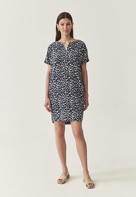 WZORZYSTA SUKIENKA Z WISKOZY LENZING™ ECOVERO™ - OWERITA WZORZYSTA SUKIENKA Z WISKOZY LENZING™ ECOVERO™ - OWERITA