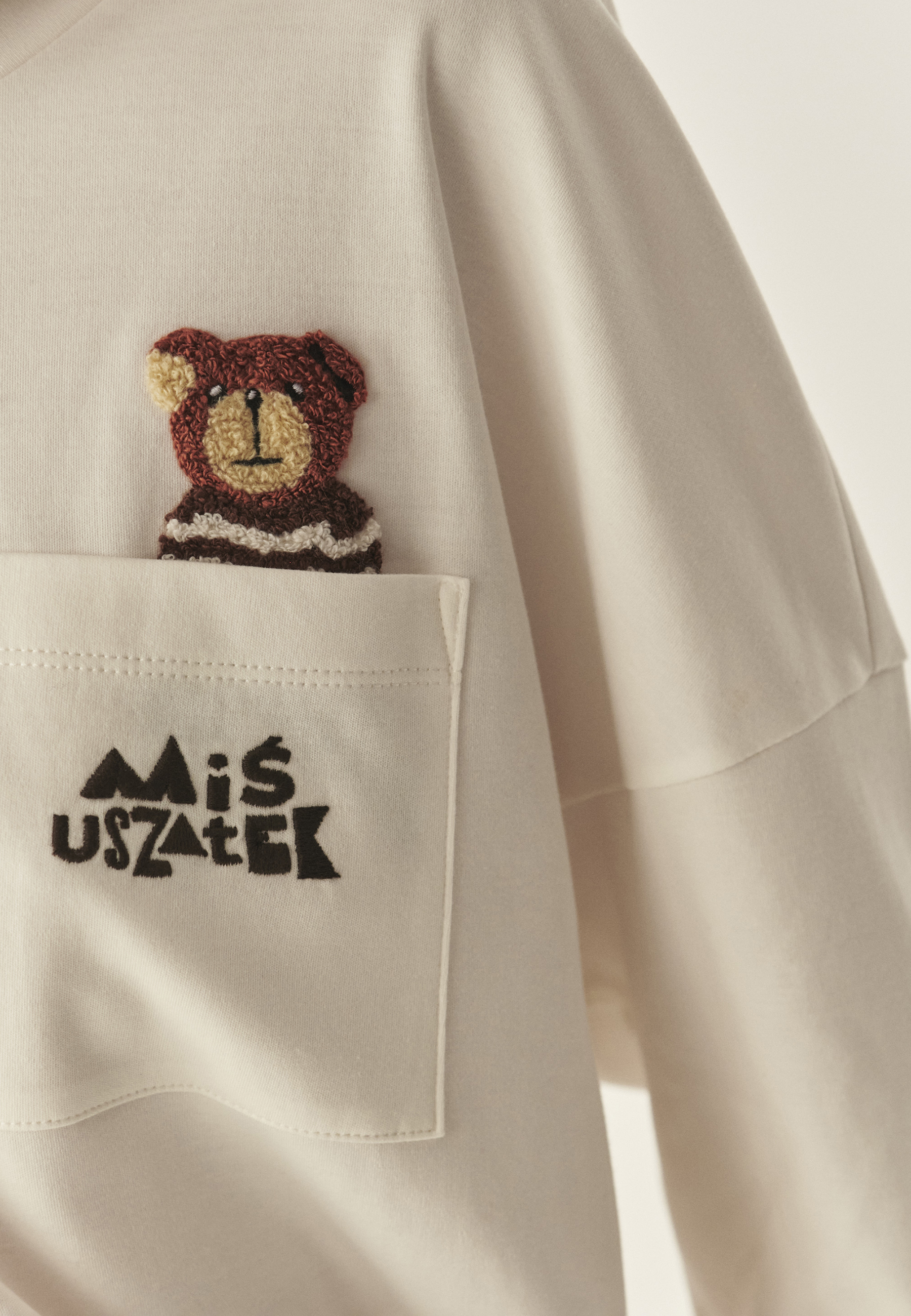 BAWEŁNIANY T-SHIRT Z BAJKOWYMI HAFTAMI - LABORI ECRU 2