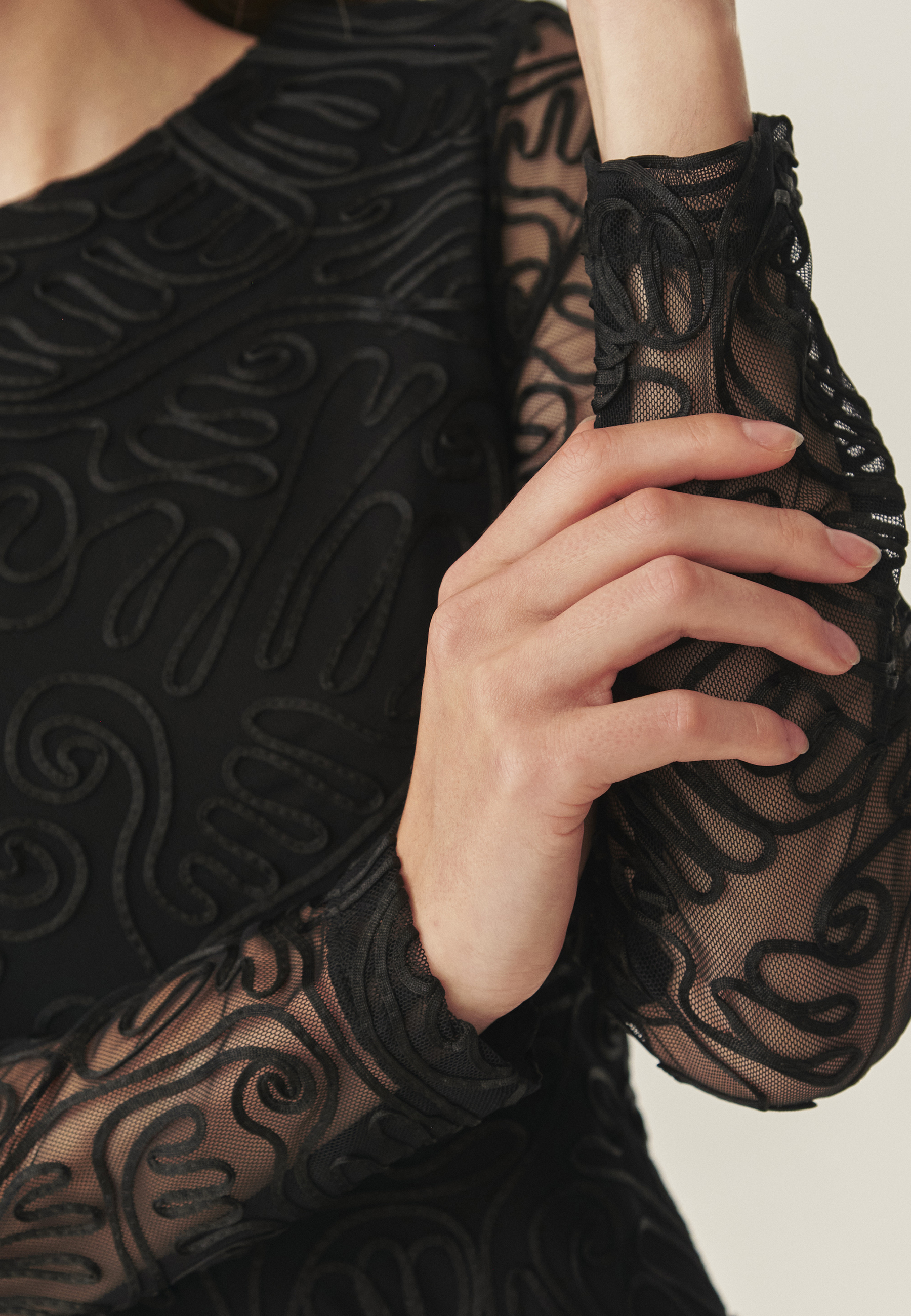 DÁMSKE ÚPLETOVÉ ŠATY SO ŠTRUKTÚROVANÝM VZOROM – NOEMI ČIERNA 2