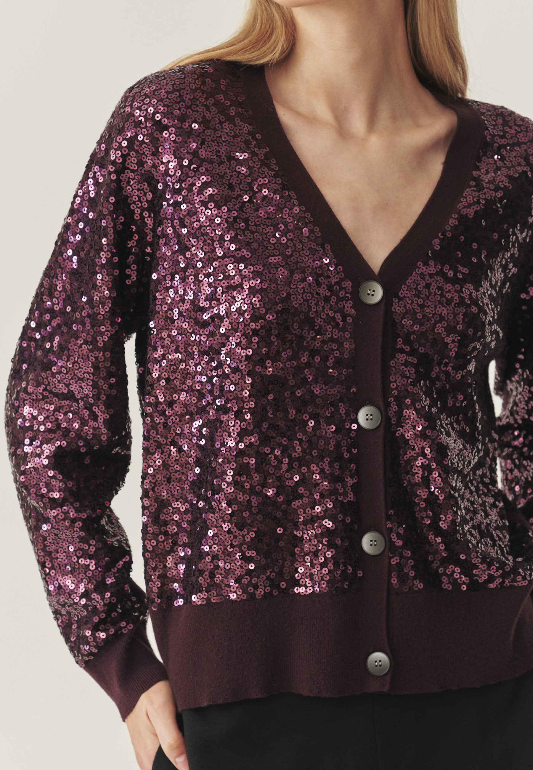 KARDIGAN Z ZLATNIMI PAIETAMI IN V-IZREZOM - GLOSS RDEČA 2