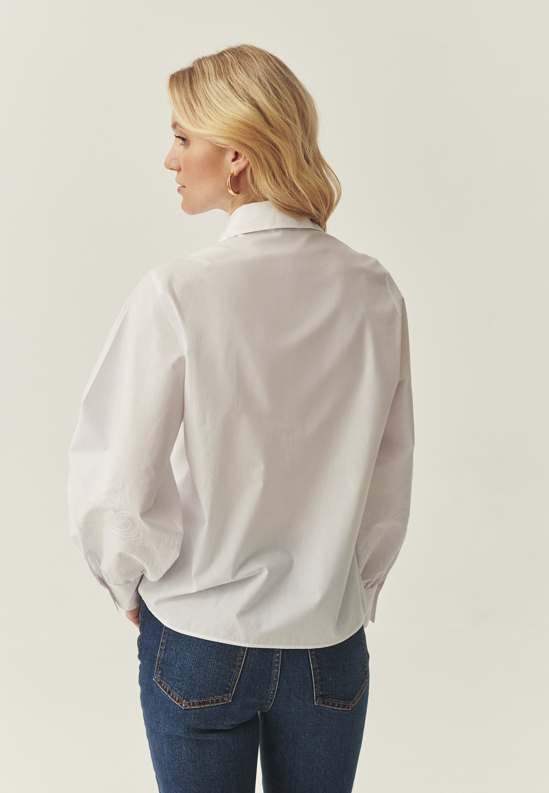 BAWEŁNIANA KOSZULA Z HAFTOWANYMI RĘKAWAMI - CAMI BIAŁY 2