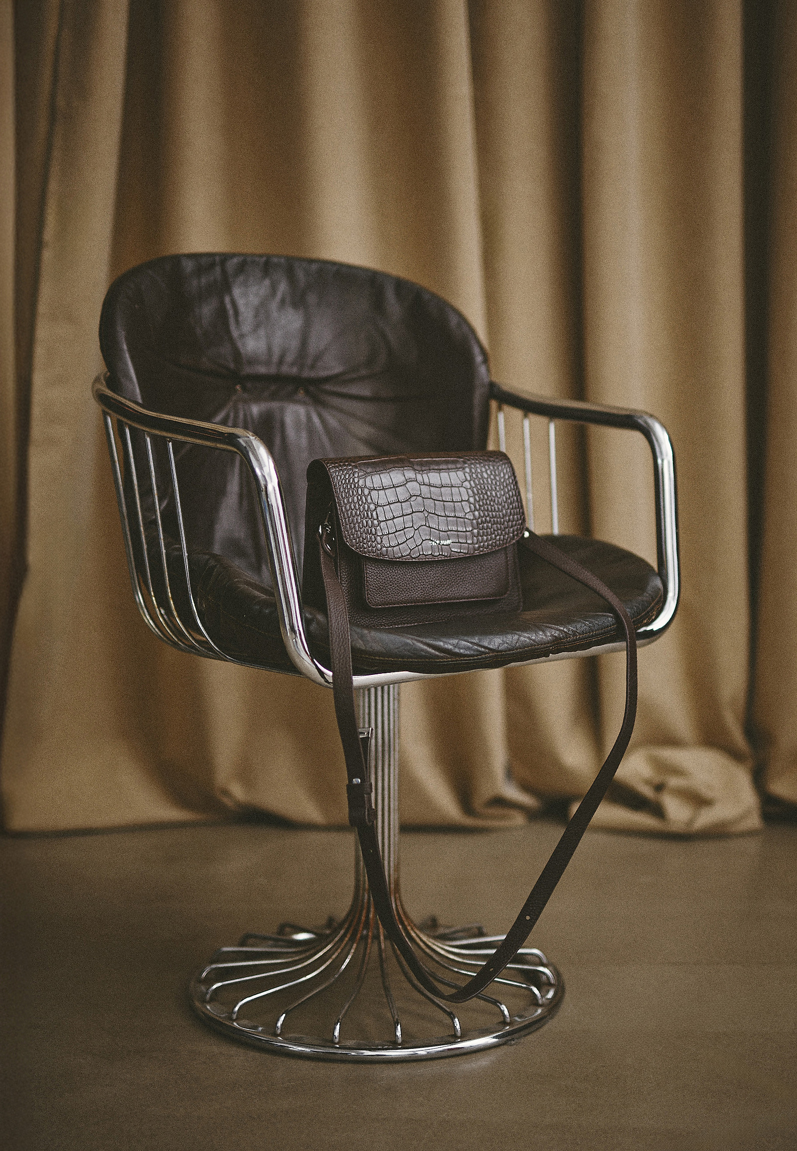 GEANTĂ DE MESSENGER DIN PIELE CU EMBOSSING - SAVANNA GEANTĂ DE MESSENGER DIN PIELE CU EMBOSSING - SAVANNA MARO 115272