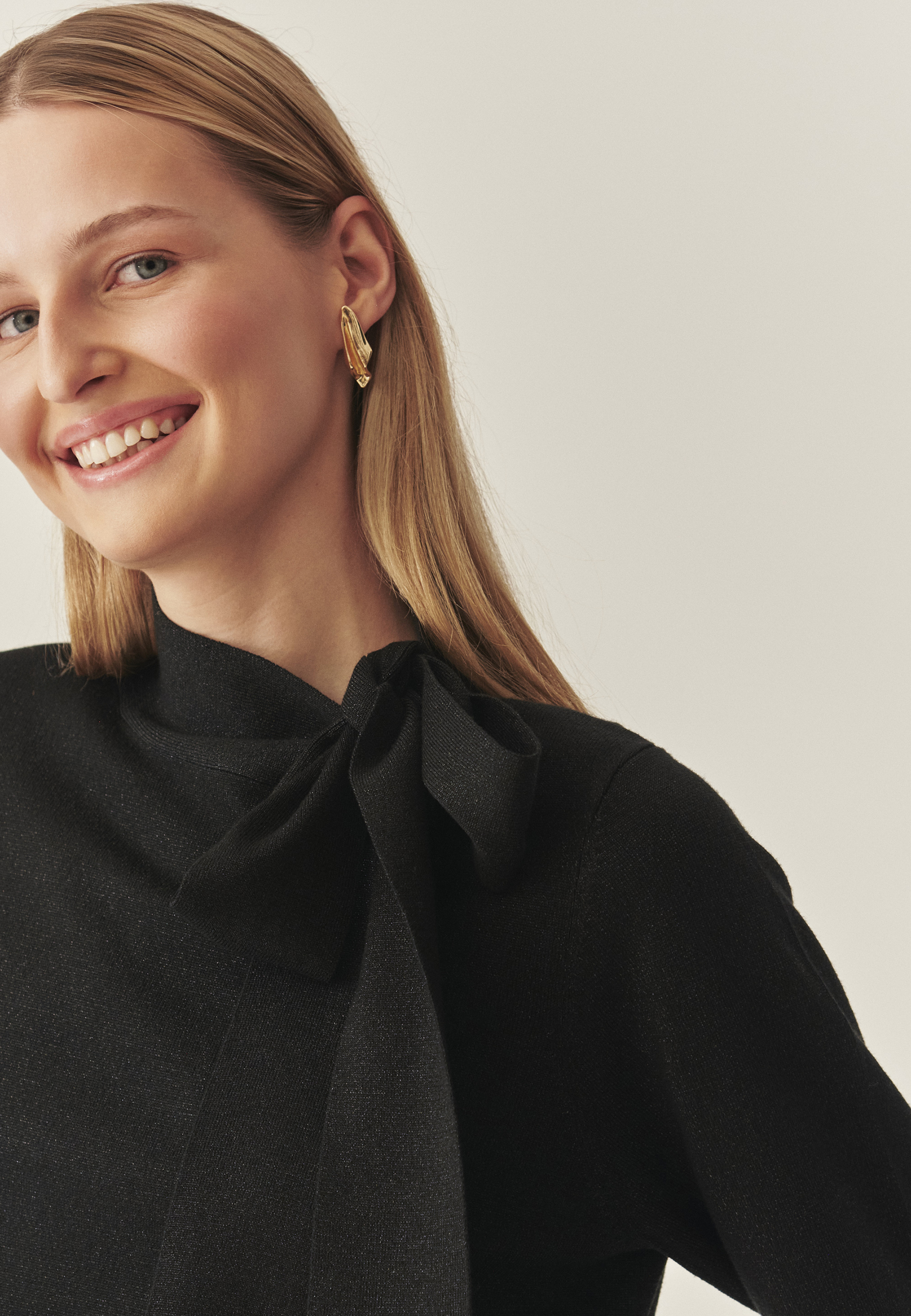 ELEGANCKI SWETER Z OZDOBNYM WIĄZANIEM - CONA CZARNY 2