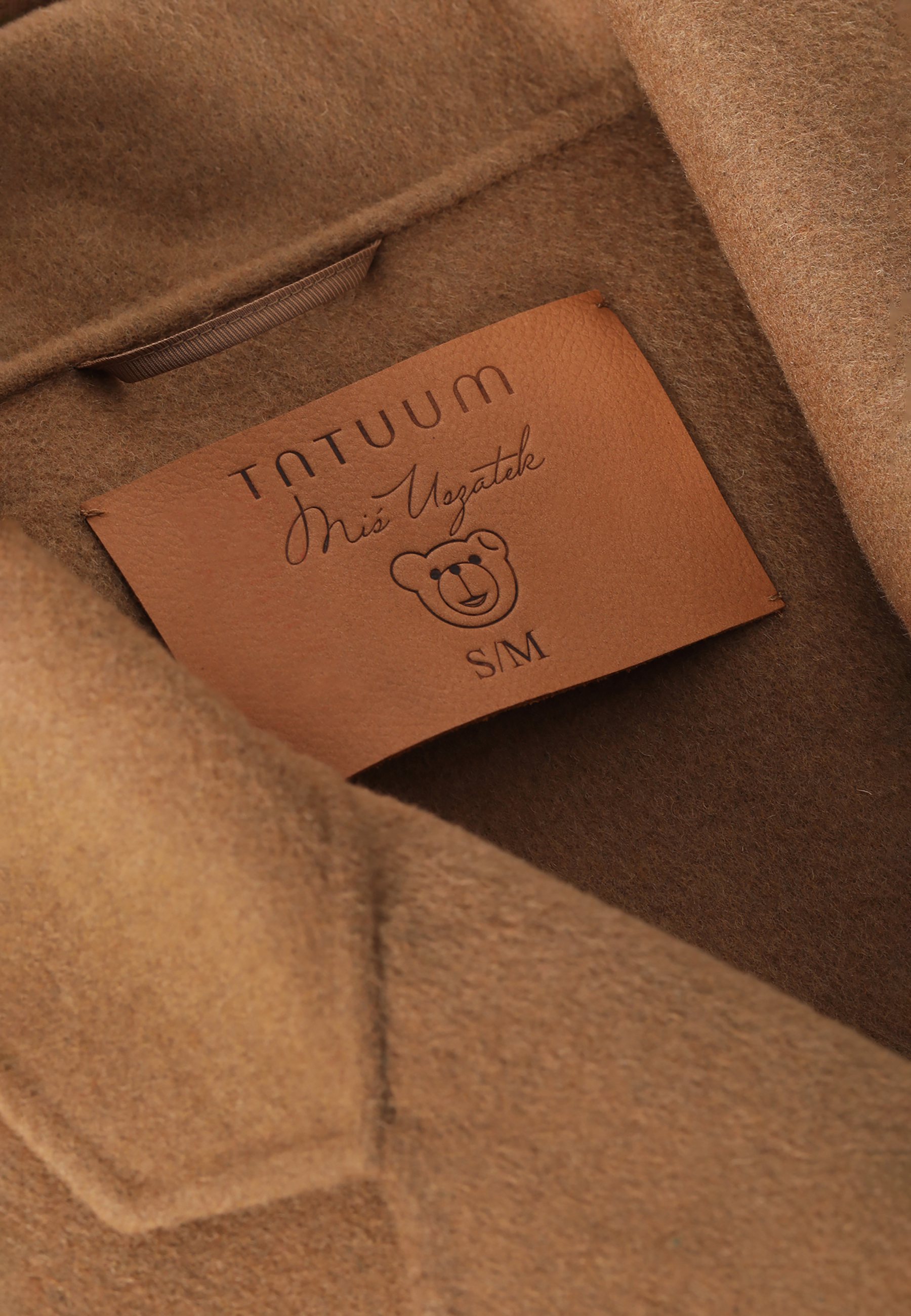 OVERSIZOWY PŁASZCZ DAMSKI Z NASZYWKAMI Z MISIEM USZATKIEM MISIOLANTA