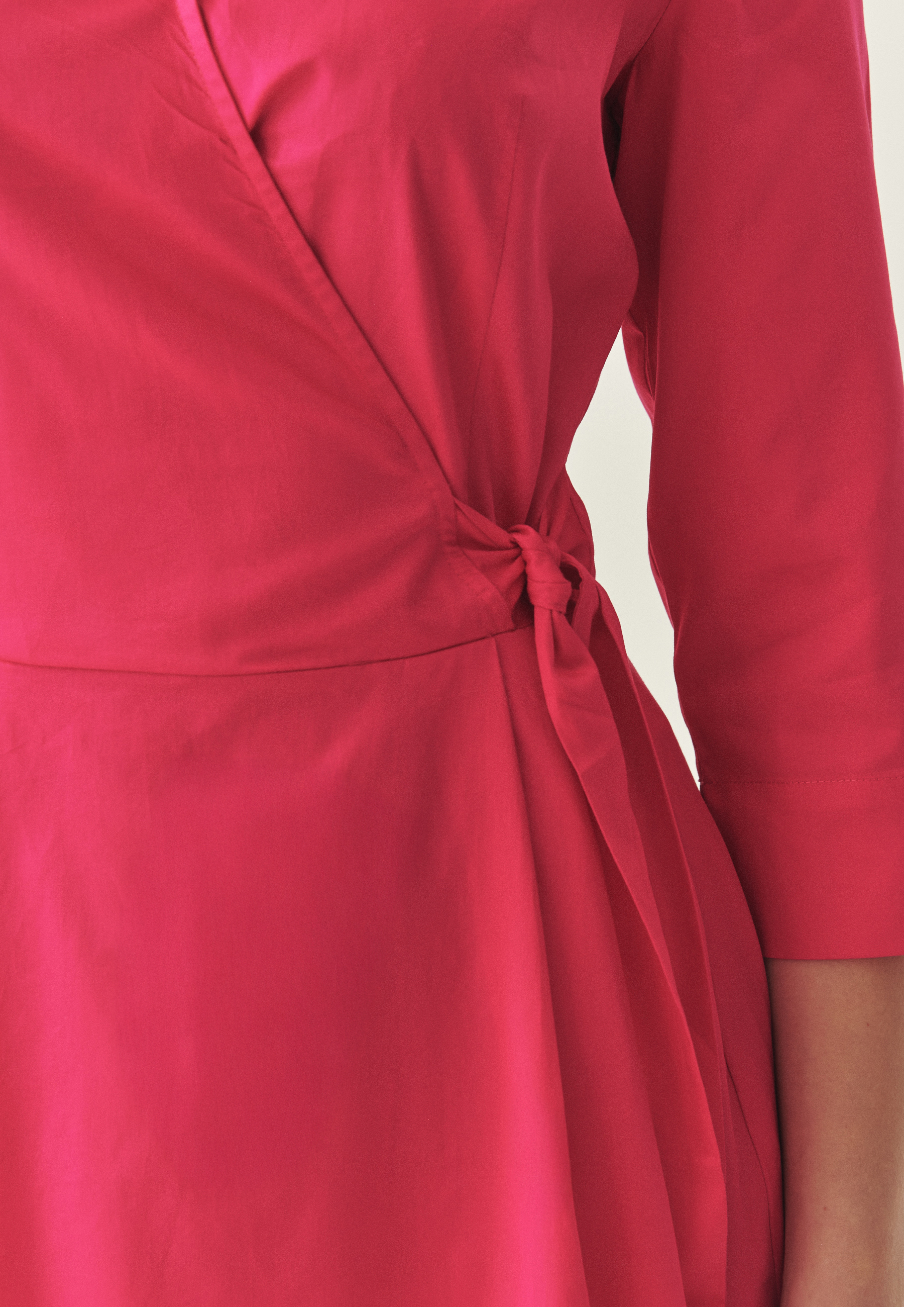 BAWEŁNIANA SUKIENKA Z KOPERTOWYM DEKOLTEM - TANIKI Z RÓŻOWY 2