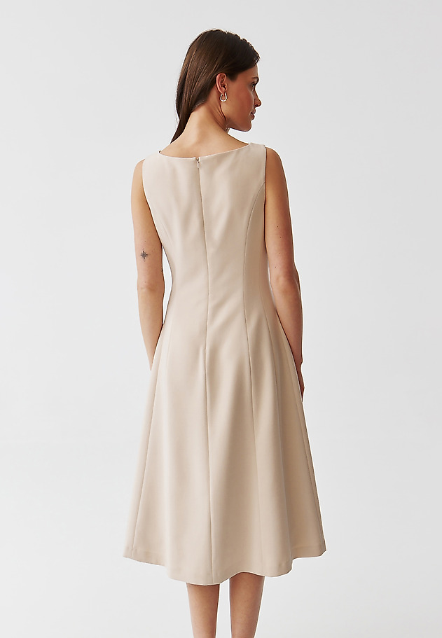 LADIES’ STYLISH MIDI DRESS WITH HEART NECKLINE - OMKI LADIES’ STYLISH MIDI DRESS WITH HEART NECKLINE - OMKI BEŻOWY 3