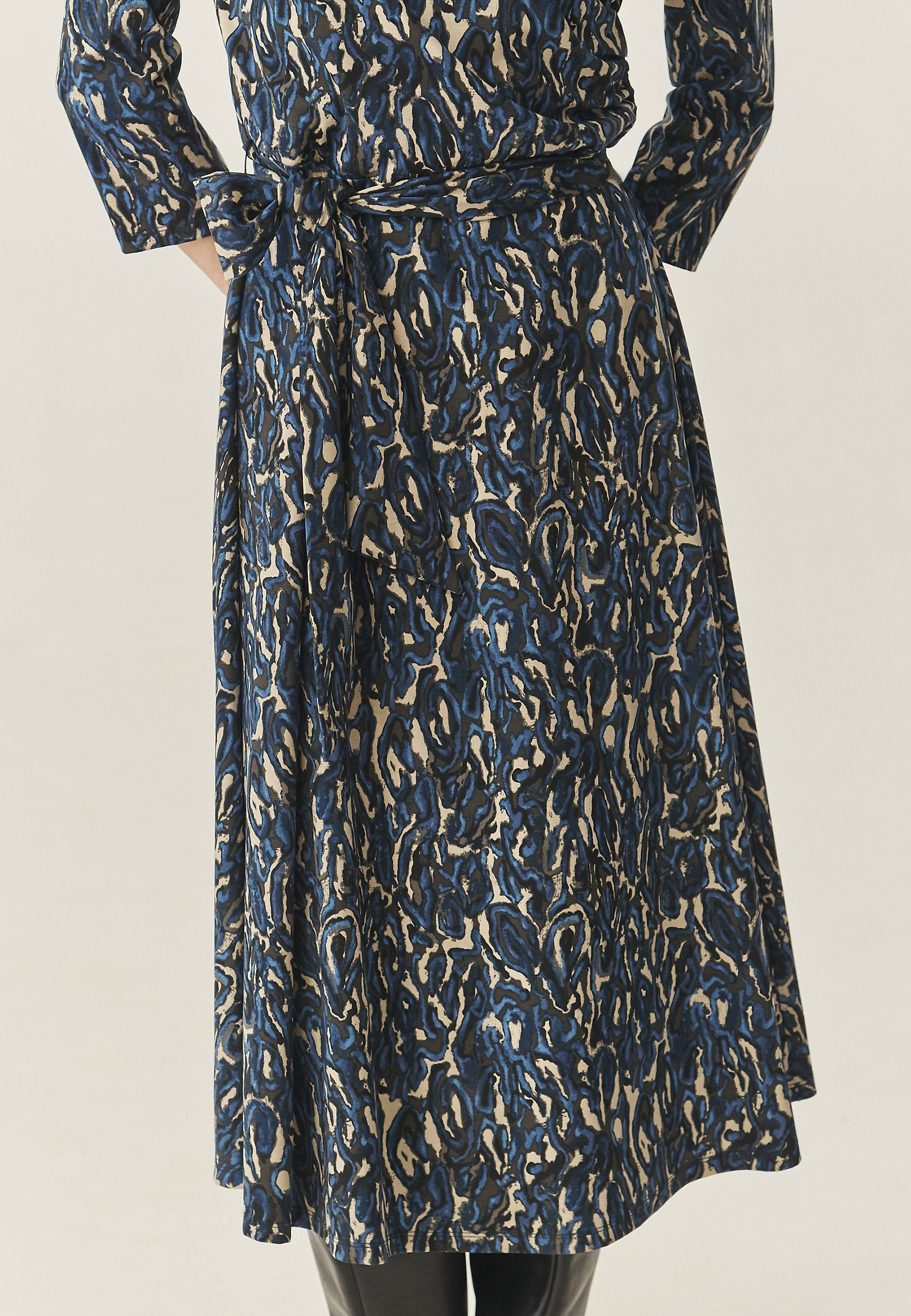 ROCHIE MIDI FEMININĂ CU DESIGN ORIGINAL - IGA ROCHIE MIDI FEMININĂ CU DESIGN ORIGINAL - IGA MULTICOLOR 118857