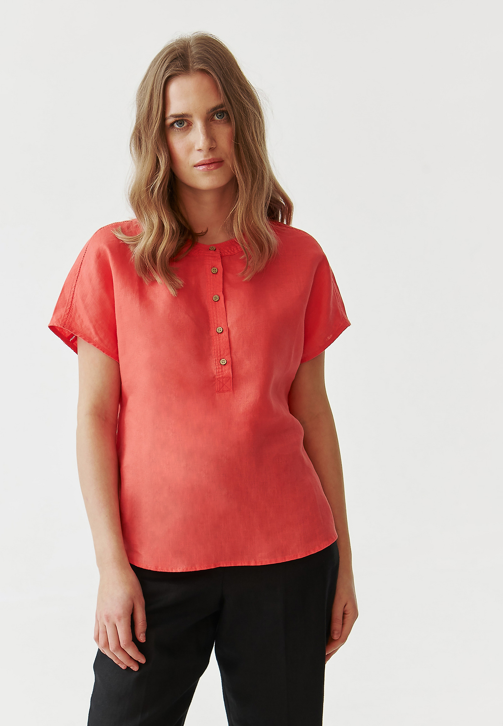 LANENA BLUZA S KOKOSOVIMI GUMBI - SARAKIMO LANENA BLUZA S KOKOSOVIMI GUMBI - SARAKIMO RDEČA 96759