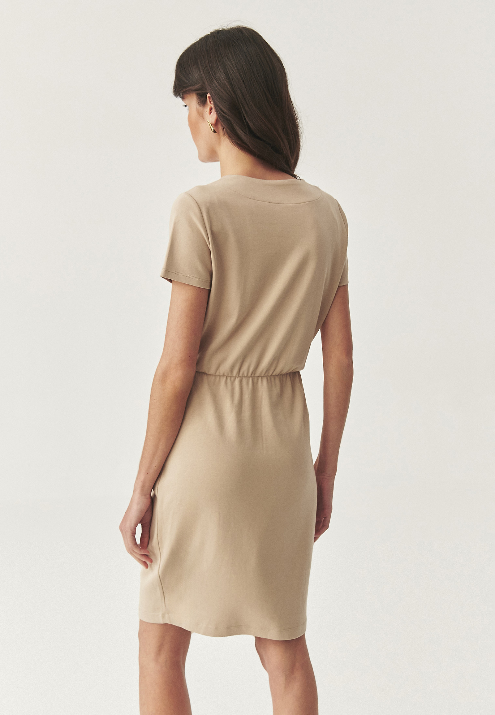 LEŽÉRNÍ ŠATY Z POHODLNÉHO ÚPLETU – INOKI LEŽÉRNÍ ŠATY Z POHODLNÉHO ÚPLETU – INOKI BÉŽOVÁ 113706