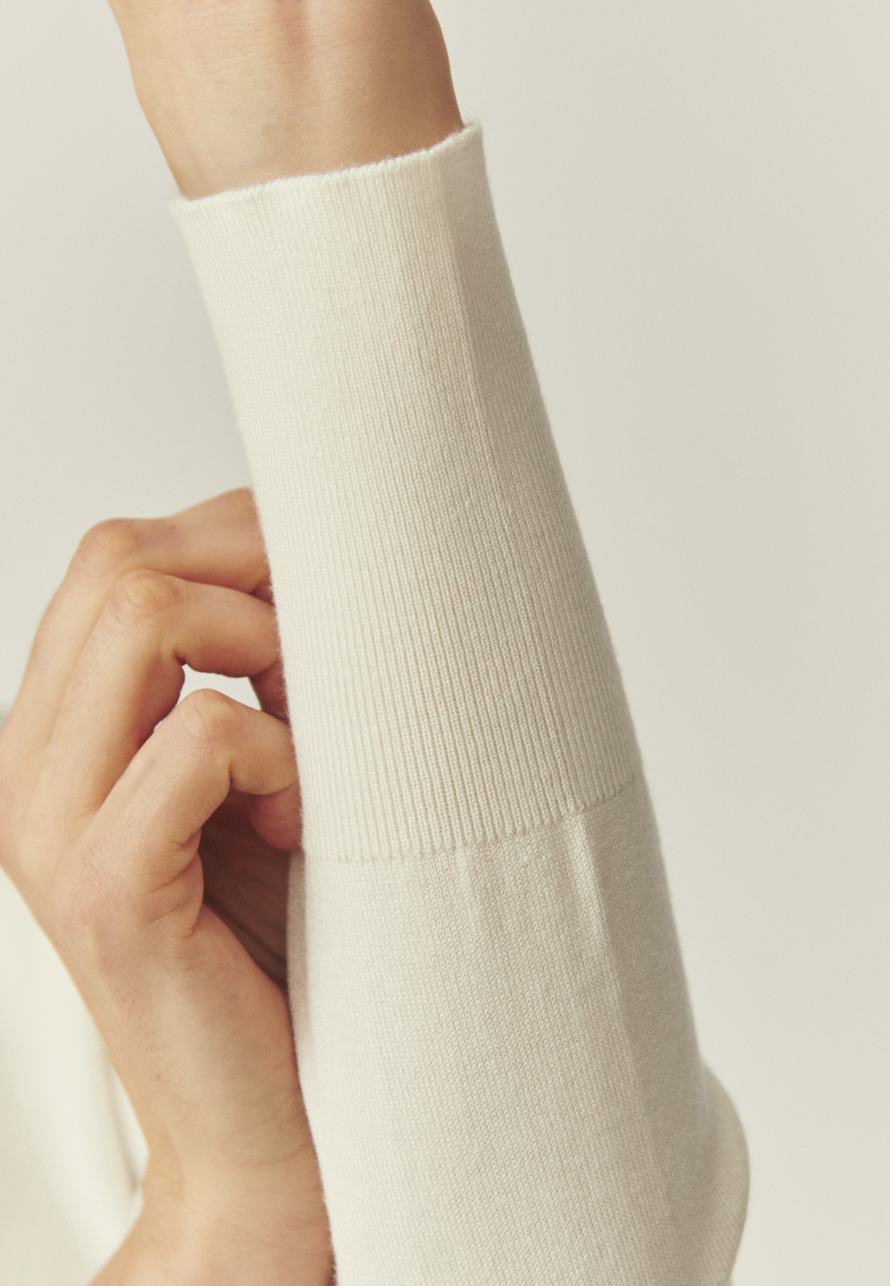 KLASYCZNY SWETER Z WISKOZĄ LENZING™ ECOVERO™ - NICOLLA BIAŁY 2