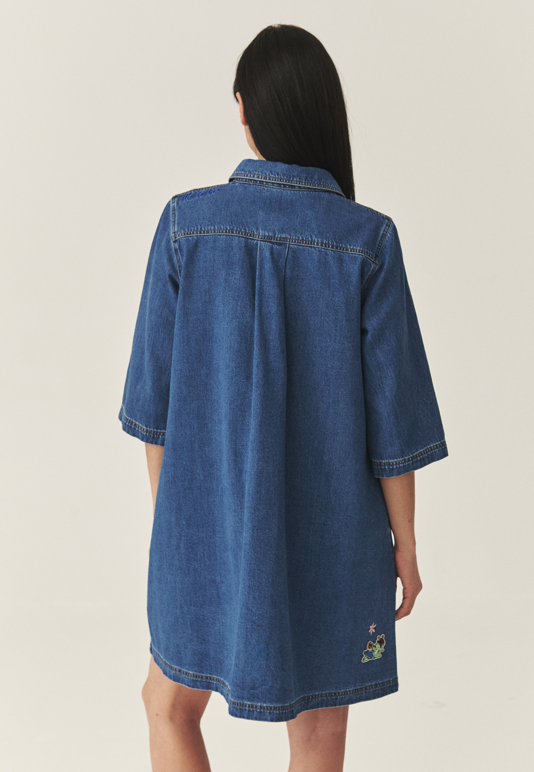 DŽÍNOVÉ ŠATY S VÝŠIVKAMI – TAJA