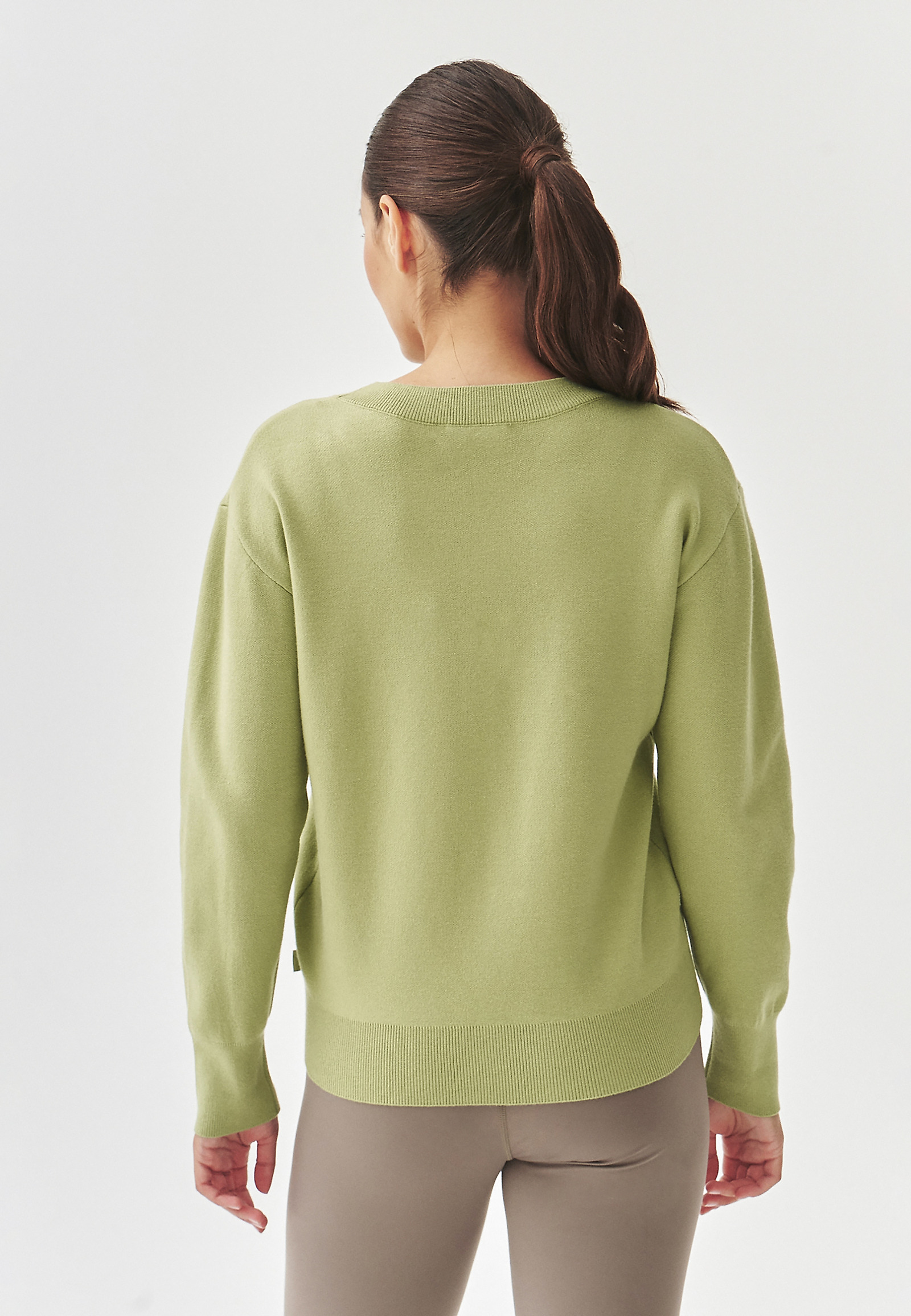 DÁMSKY SVETER S OKRÚHLYM VÝSTRIHOM – BALAMI DÁMSKY SVETER S OKRÚHLYM VÝSTRIHOM – BALAMI ZELENÁ 100949