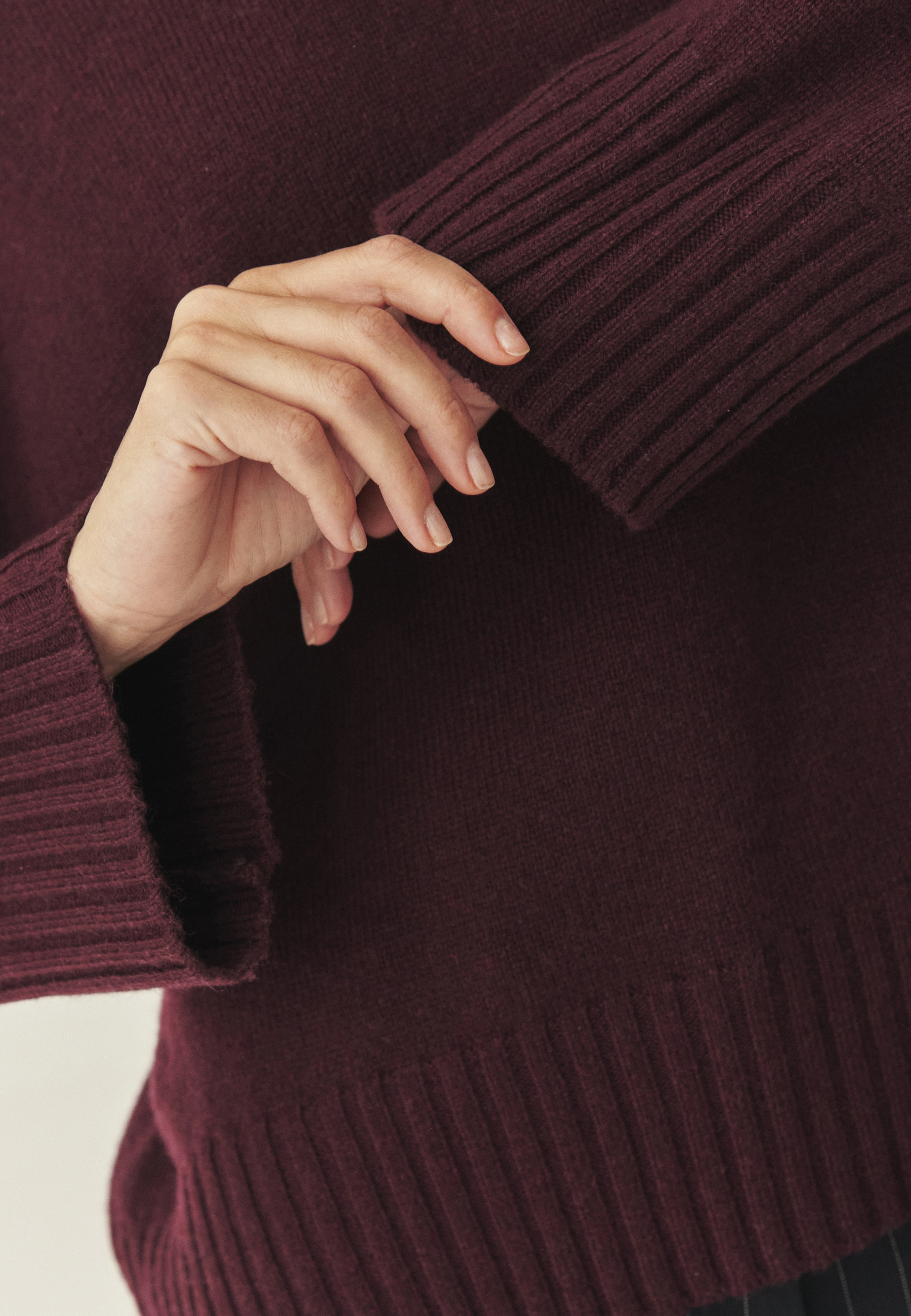 SWEATER IZ VOLNE OLAKŠANEGA KROJA - MOMA RDEČA 2