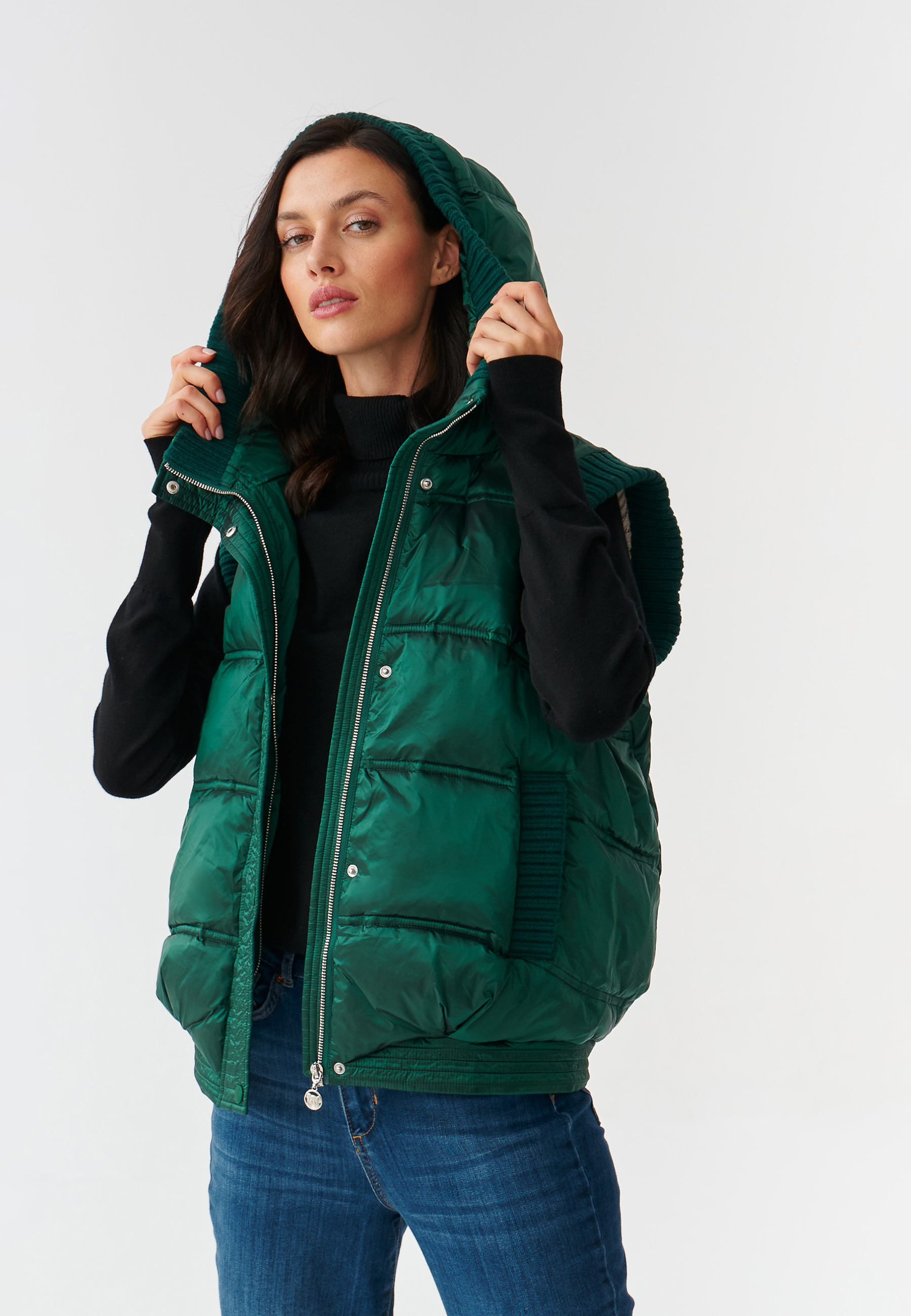 DÁMSKA ZATEPLENÁ TEXTILNÁ VESTA S KAPUCŇOU MARINEZA