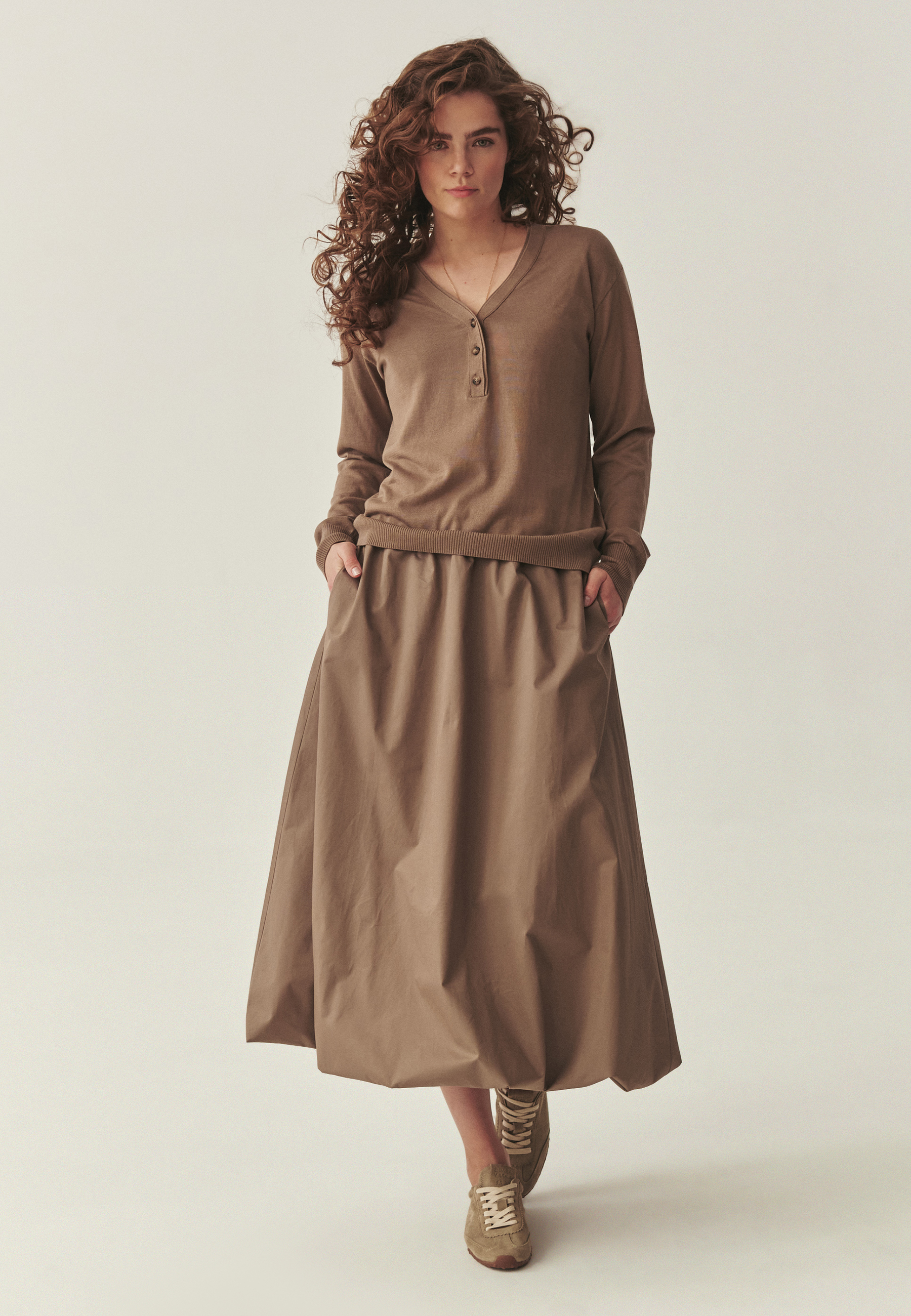 SWETER Z DOMIESZKĄ JEDWABIU - TELLA BEŻOWY 2