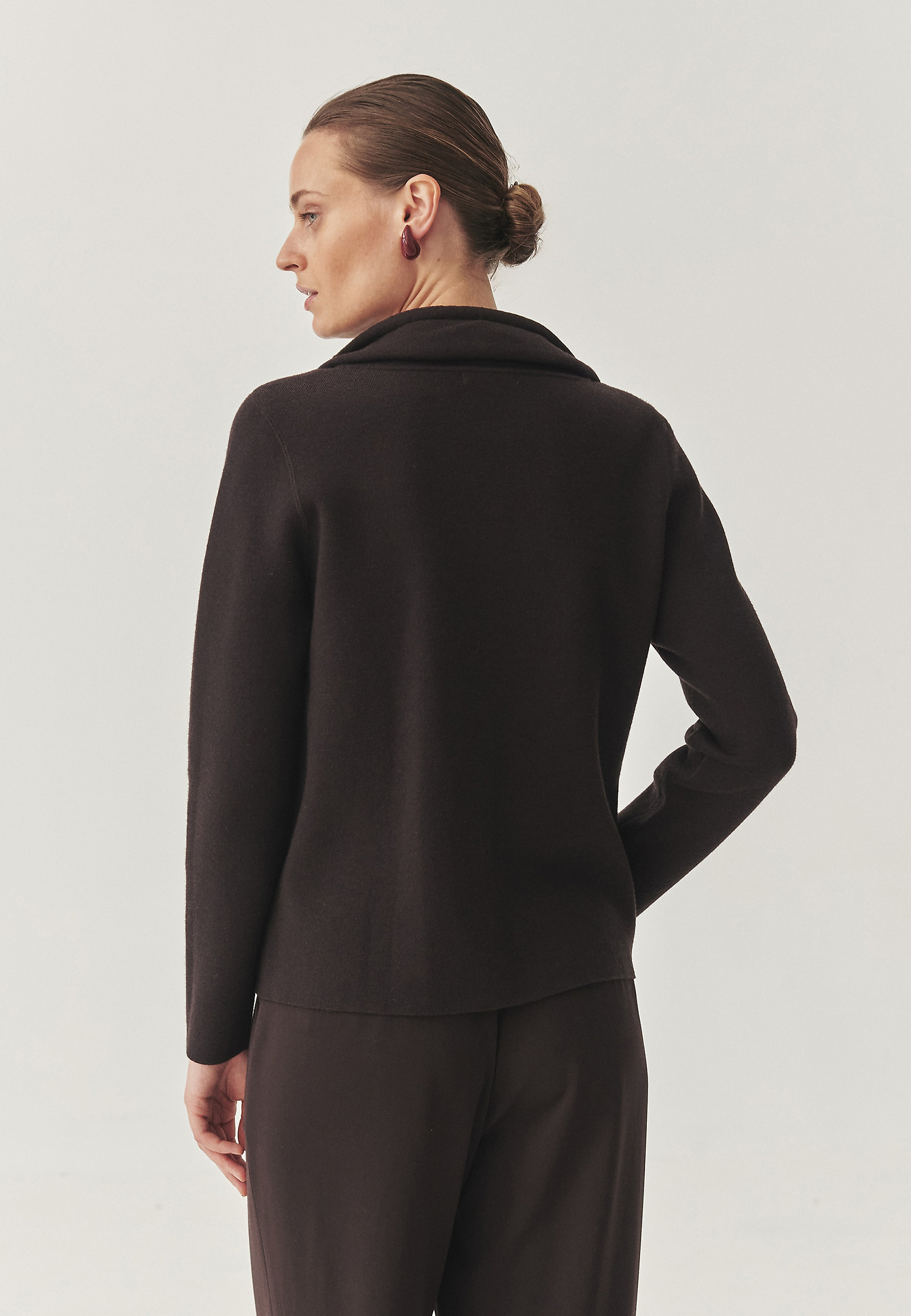 SWETER Z REGULOWANĄ STÓJKĄ - MARTENA SWETER Z REGULOWANĄ STÓJKĄ - MARTENA BRĄZOWY 114821